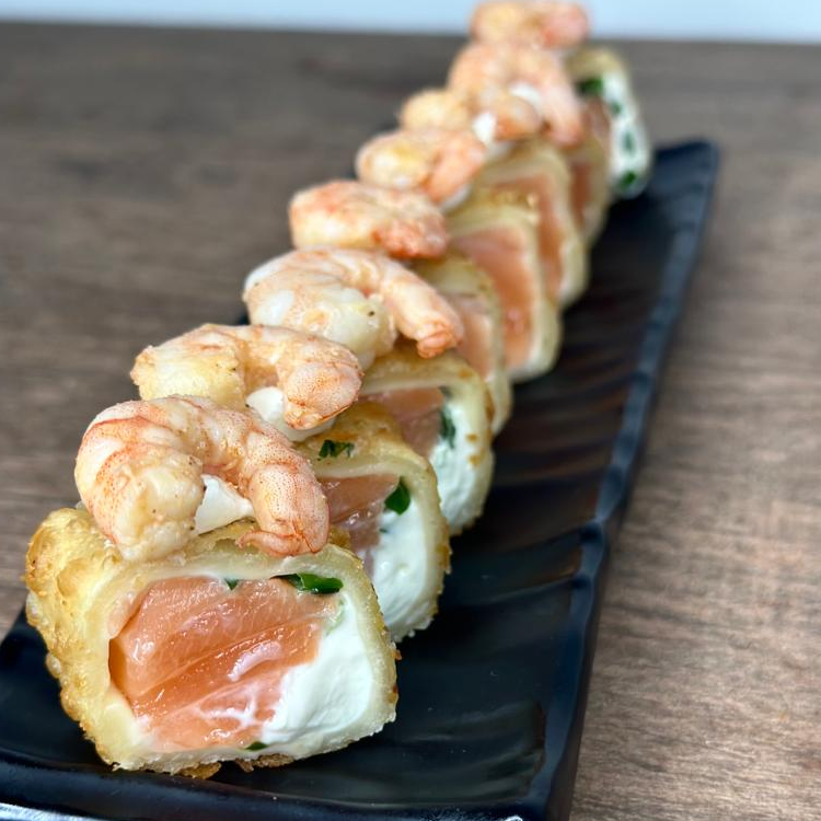 Likasan especial cru com camarão- Massa de pastel, enrolada no salmão cru, com cream cheese e cebolinha - 10 