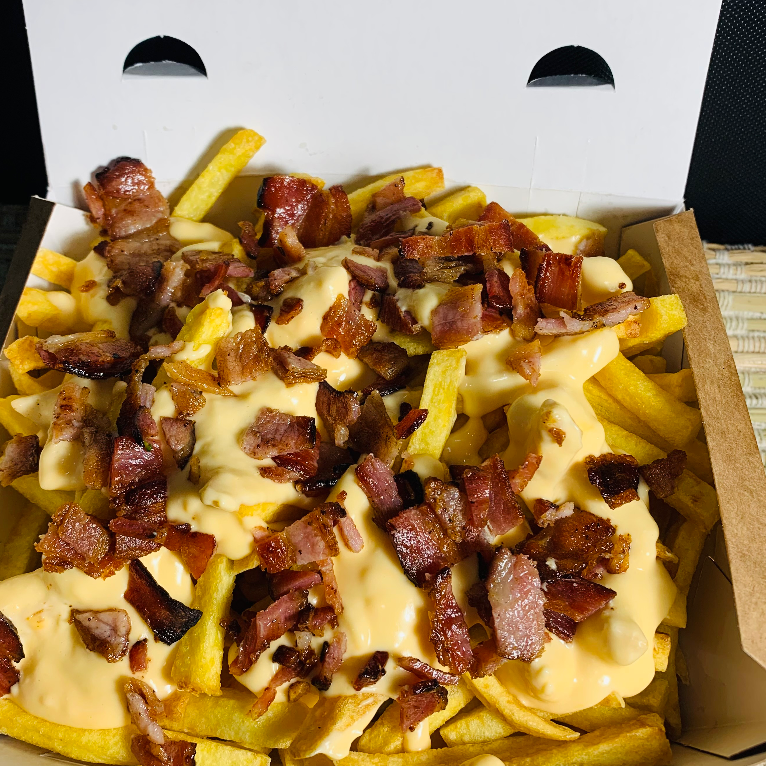 Batata frita com cheddar e bacon 