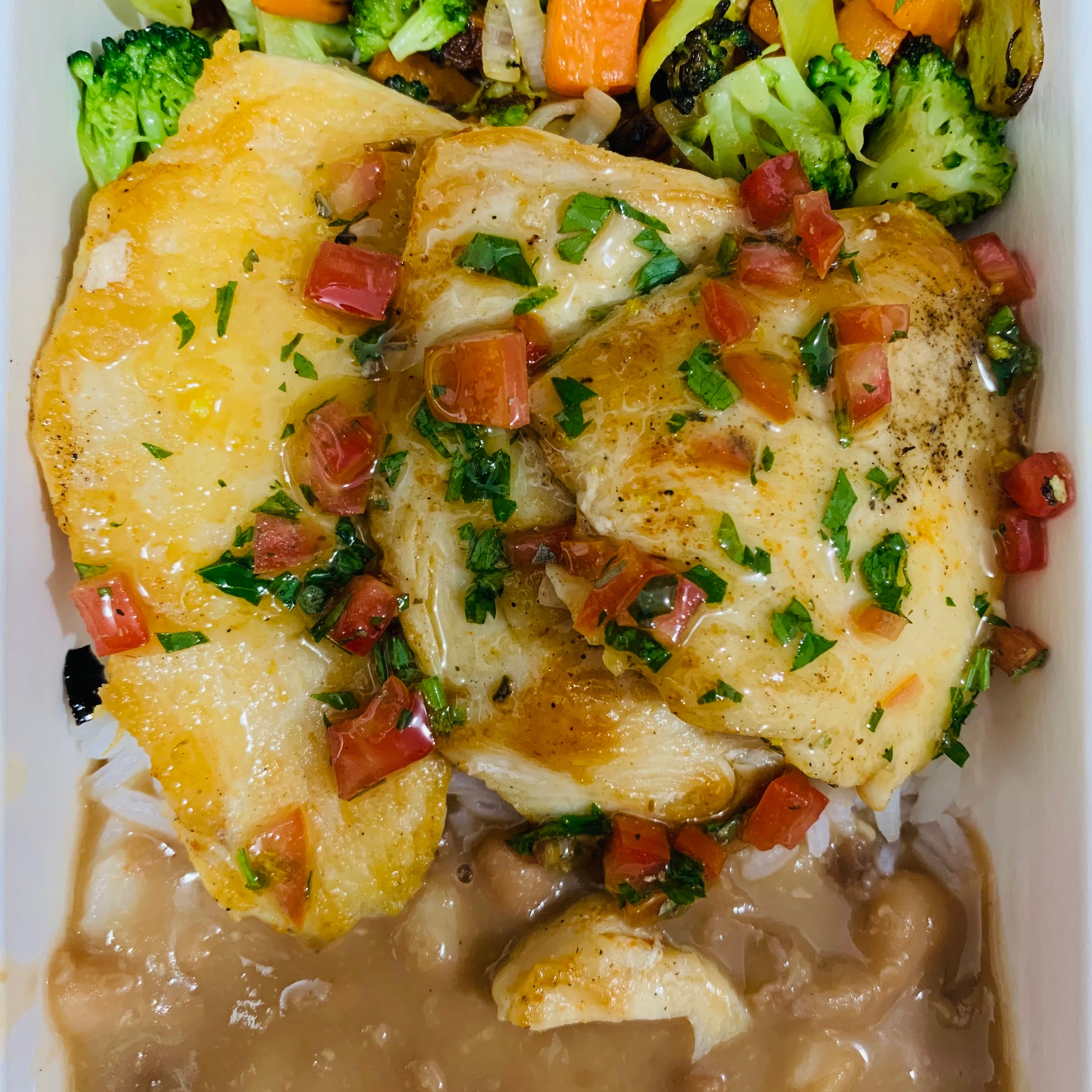 Filé de frango grelhado, arroz branco, legumes grelhados e feijão / CONGELADO