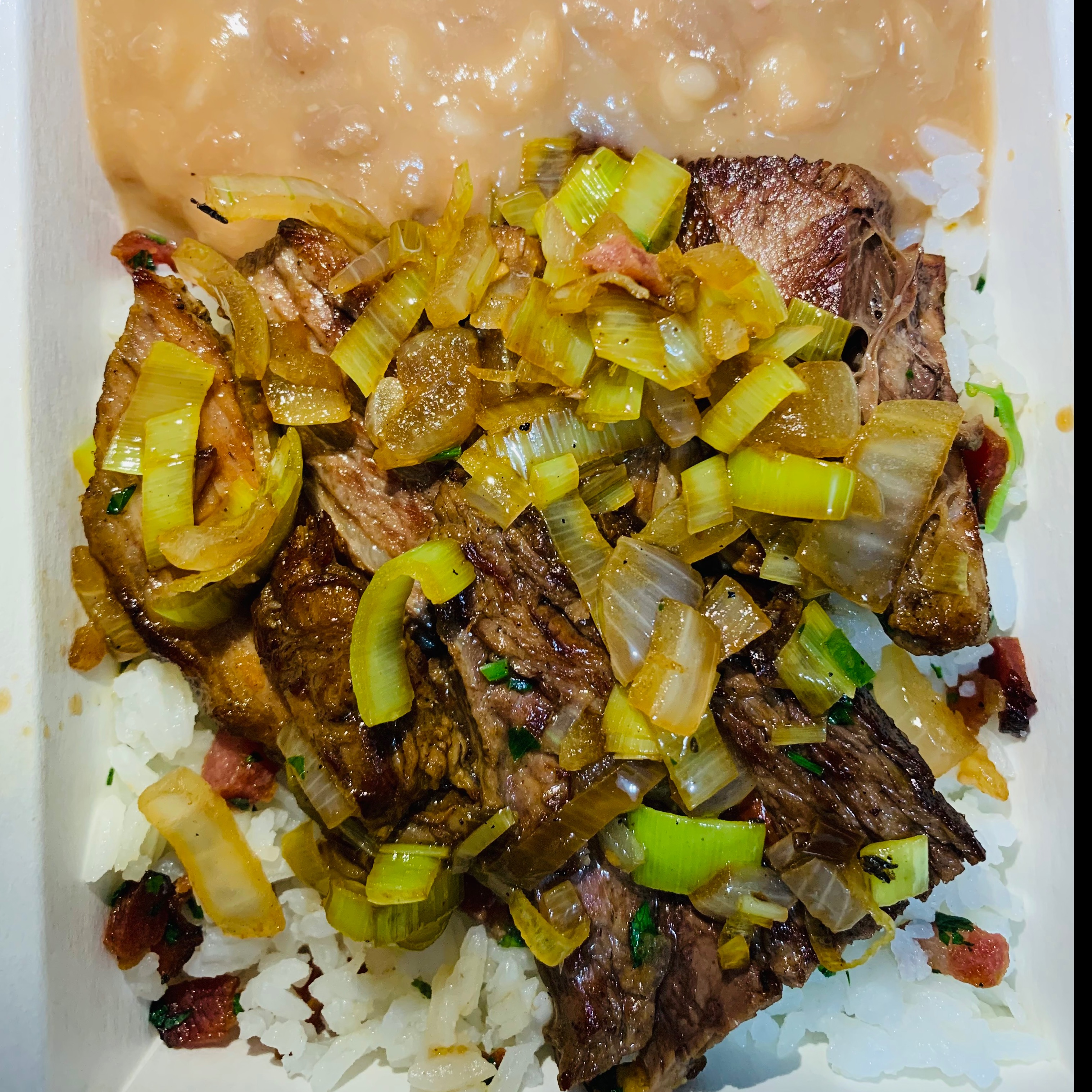 Fraldinha assada, arroz com bacon e calabresa e feijão / CONGELADO