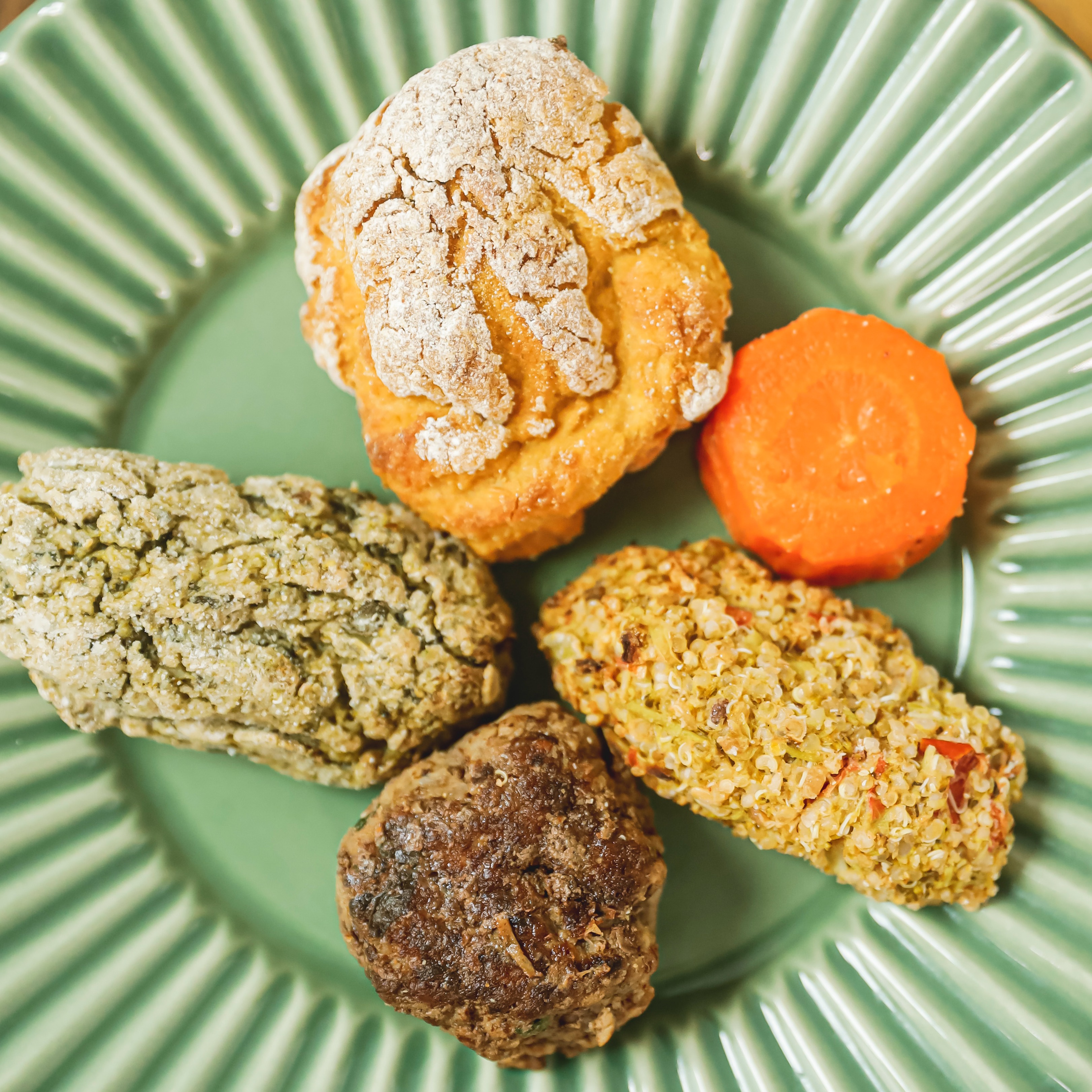 Hambúrguer de carne, bolinho de quinoa, bolinho de feijão, croquete verde e cenoura