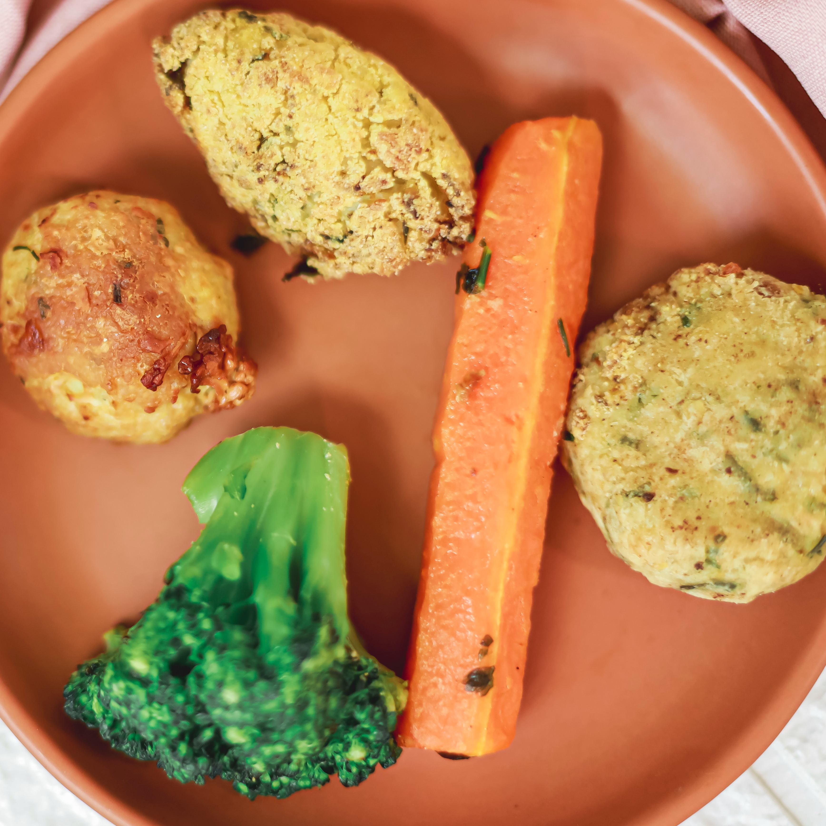Hambúrguer de frango, hamburguer de grão de bico, bolinho de arroz com couve flor, brócolis e cenoura. 