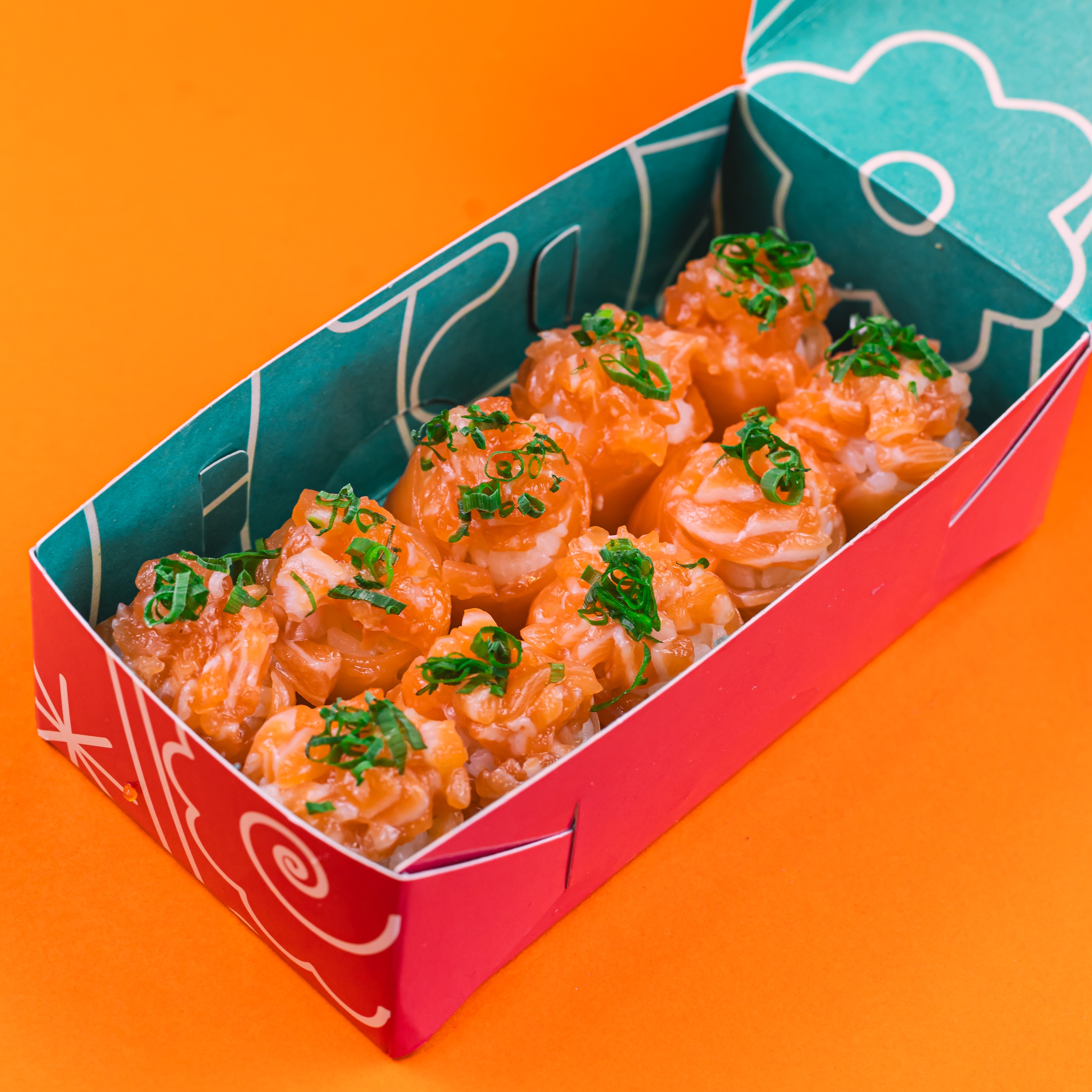 DOMINGO: Gunkan de salmão (10 unidades) 