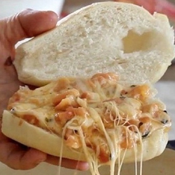 Pão com calabresa e queijo