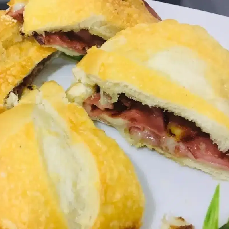 Pão com queijo e bacon