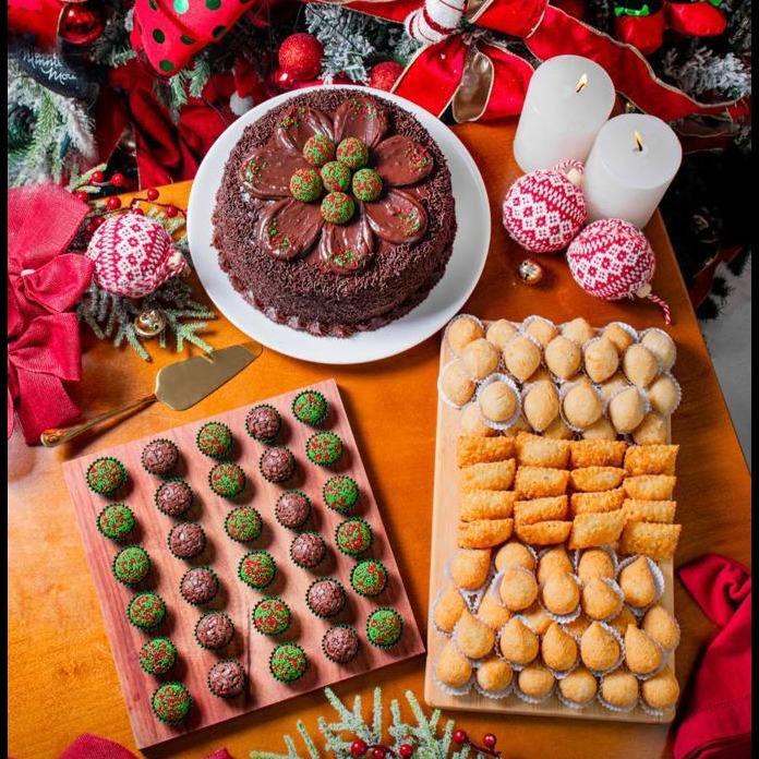 Combo de Natal 2025 - Bolo Brigadeiro P de Natal , 35 brigadeiros de Natal, 50 coxinhas de frango com catupiry, 50 pasteis de carne e 50 bolinhas de queijo