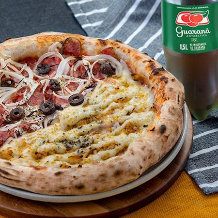 Pizza Grande 2 Sabores + Guaraná Antarctica 1,5l Grátis