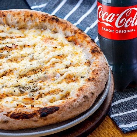 Pizza de Frango  com Catupiry + Coca-Cola 1,5l Grátis
