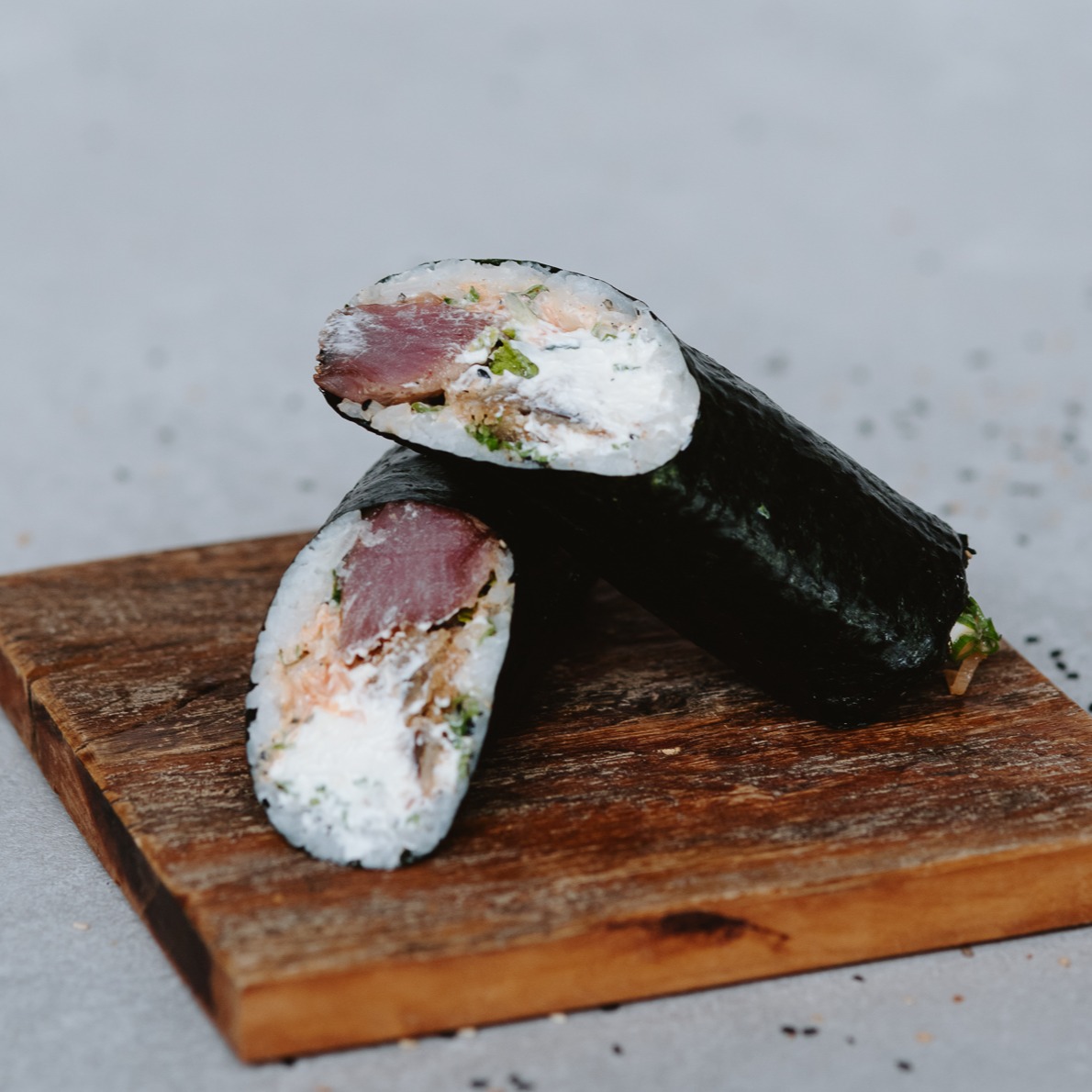 Sushi Burrito de Atum com Crosta de Gergelim
