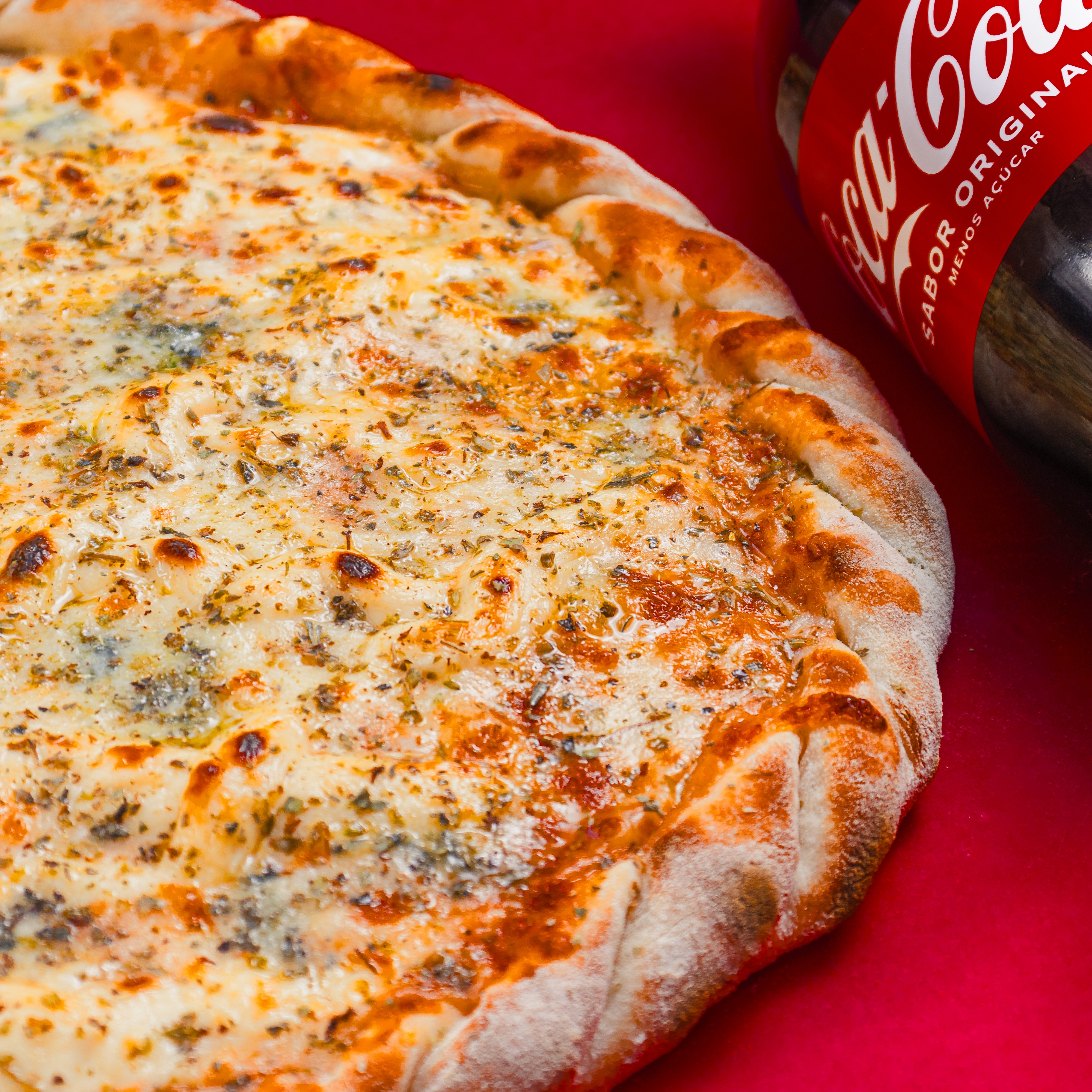 Pizza Grande - Quatro Queijos + Refri 1L