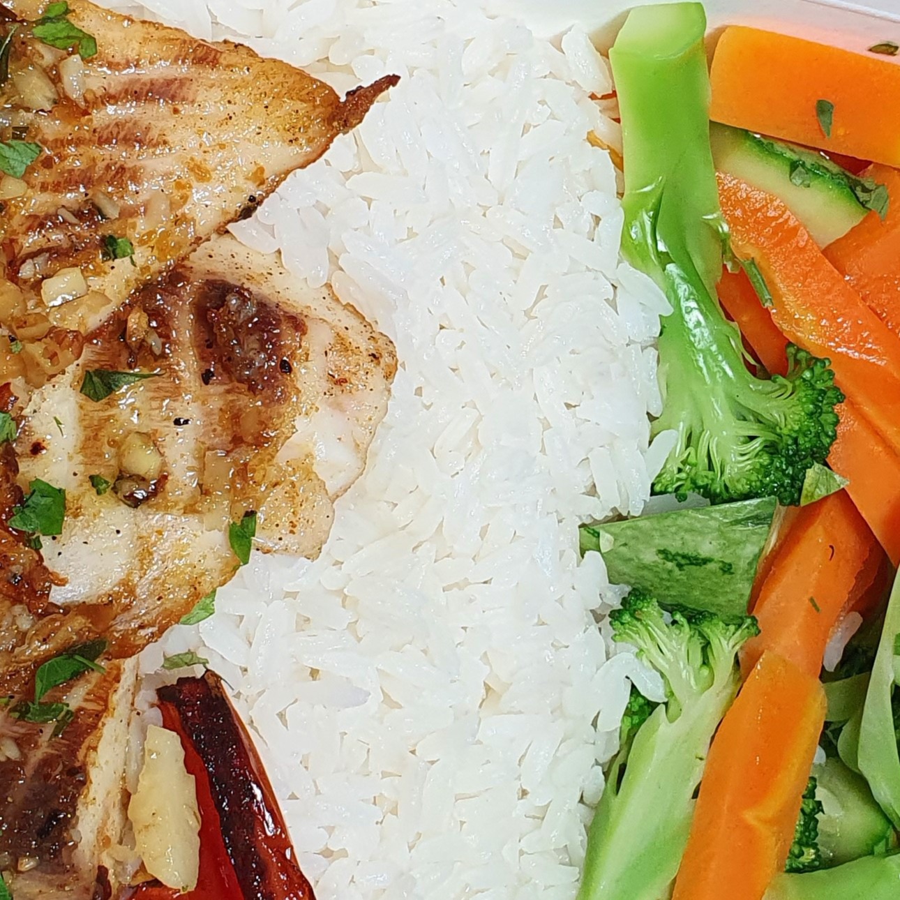 File de tilápia com arroz branco e legumes grelhados / CONGELADO