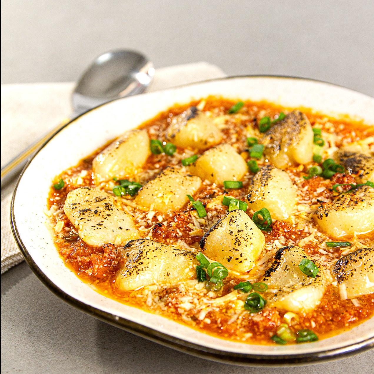 NHOQUE PRÉ COZIDO - (Ao forno com molho)