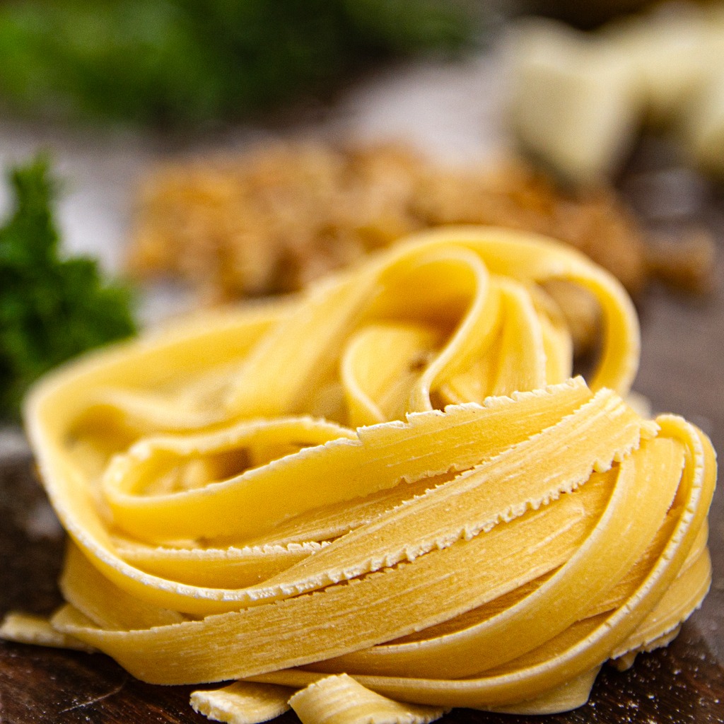 MACARRÃO -  (Cozinhar e adicionar molho)