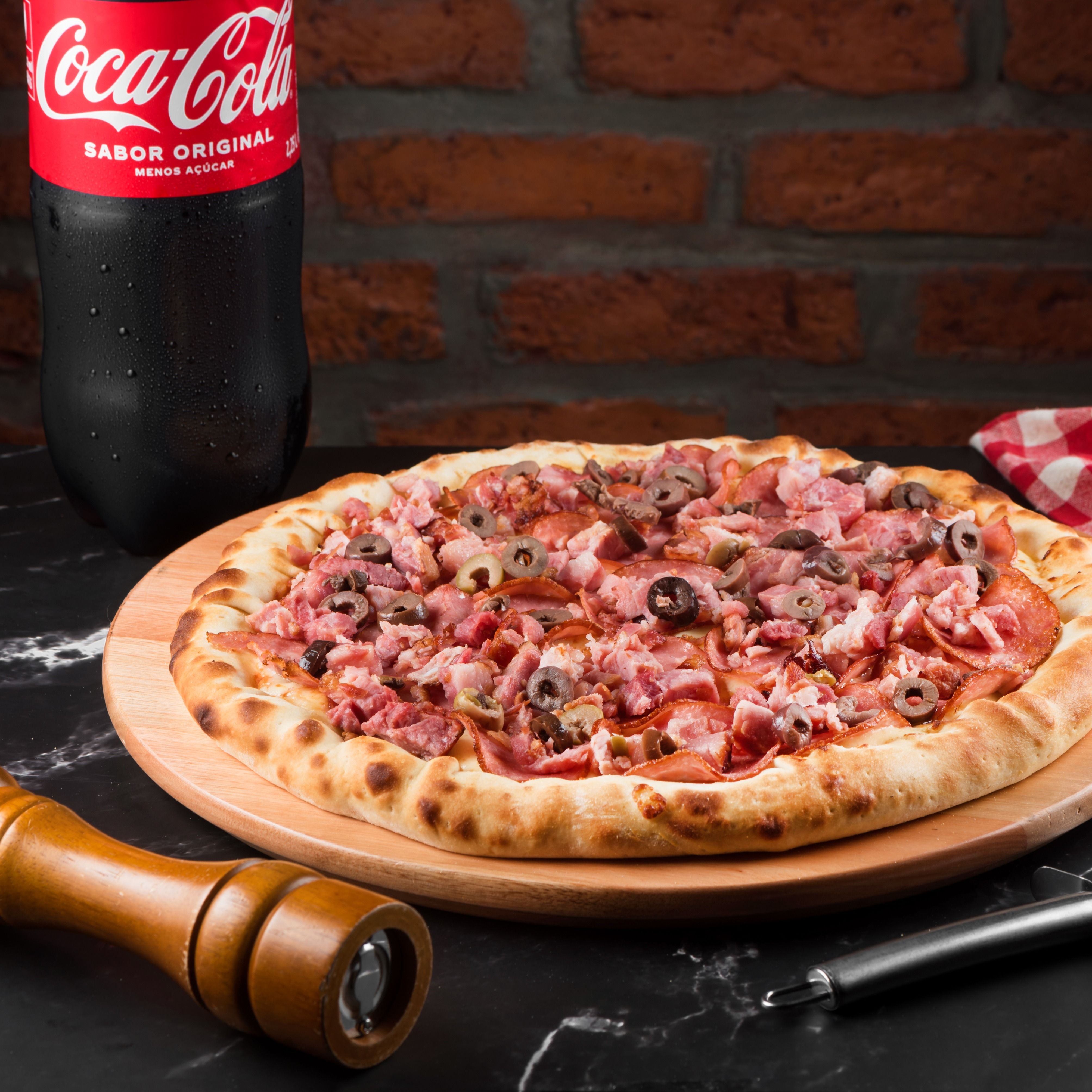 (Coca Day)- Pizza Grande 35cm + Coca Cola 1Lt  Ate 2 Sabores *Qualquer Sabor do Cardápio*