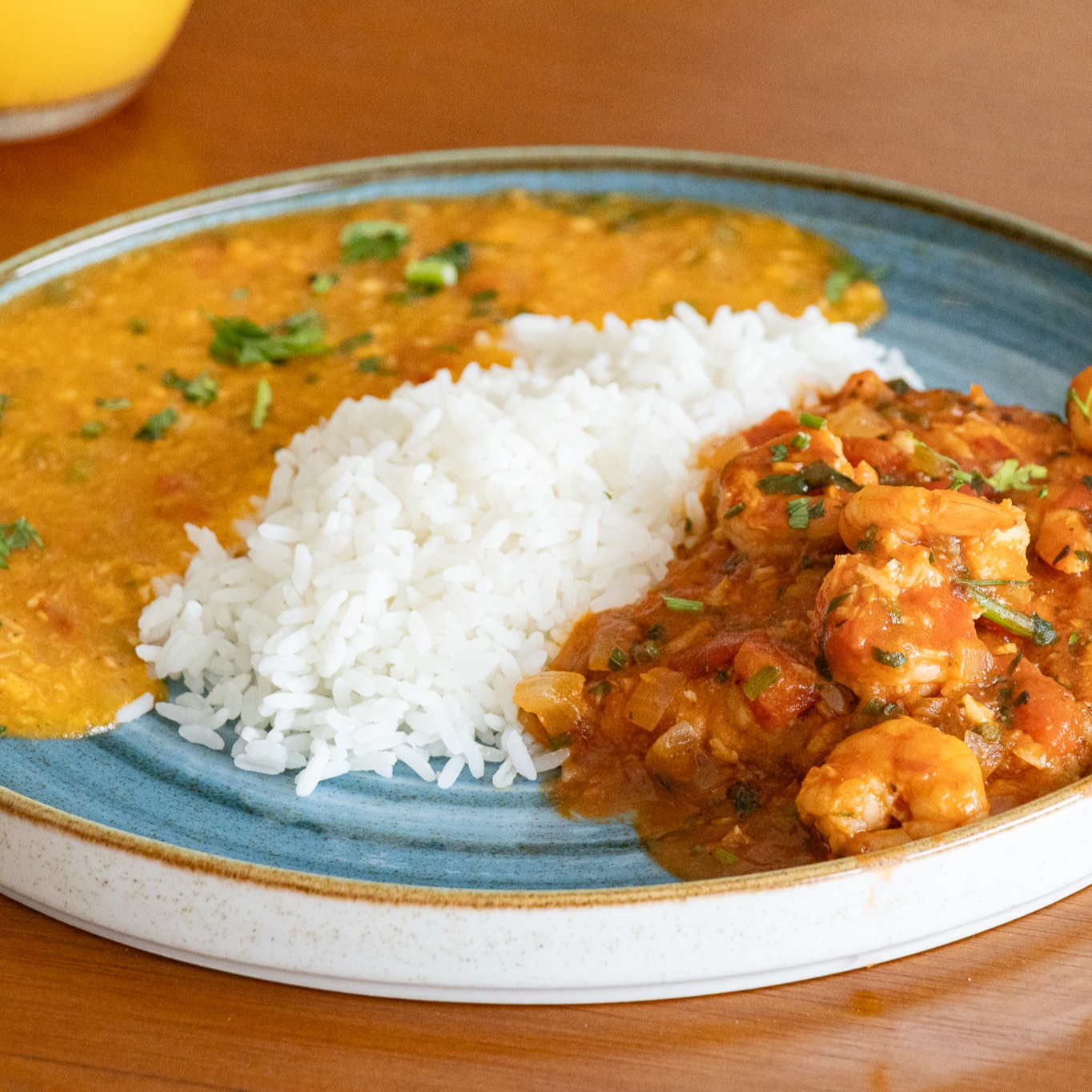 FILÉ DE PEIXE  COM MOLHO DE CAMARÃO