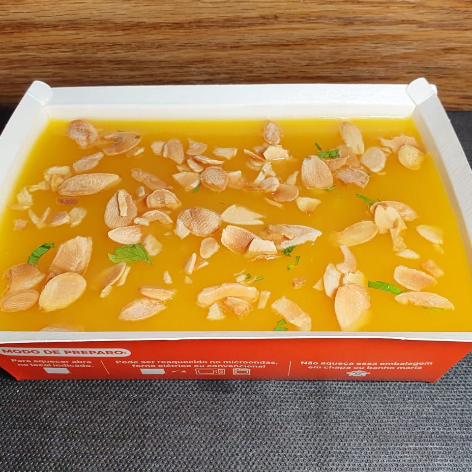 Sopa de mandioquinha com amêndoas