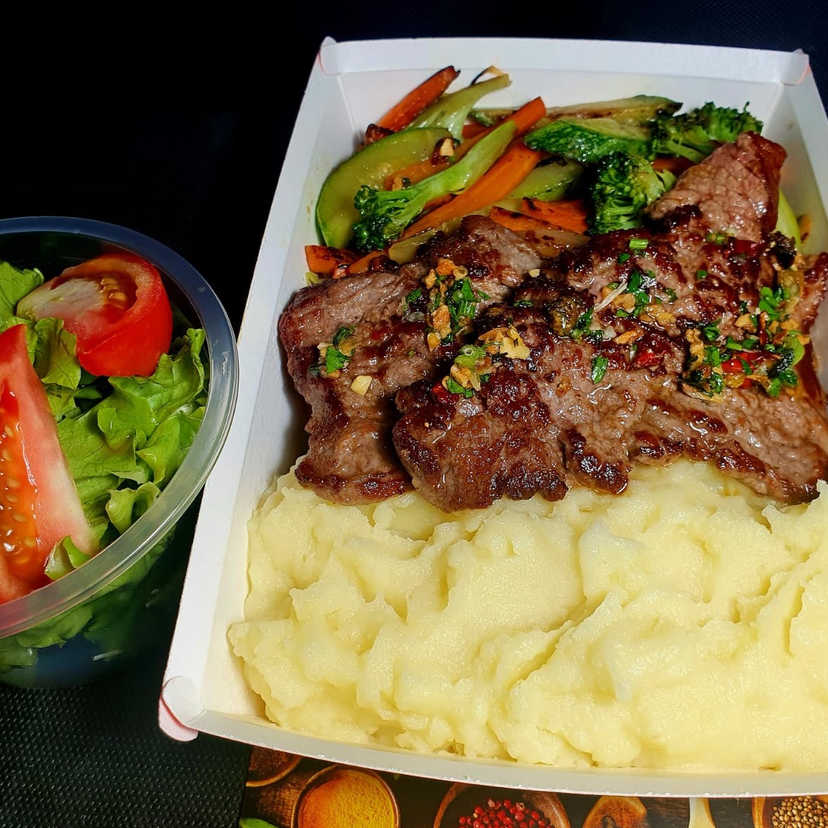 Bife de alcatra grelhado na brasa com chimichurri (opção 2)