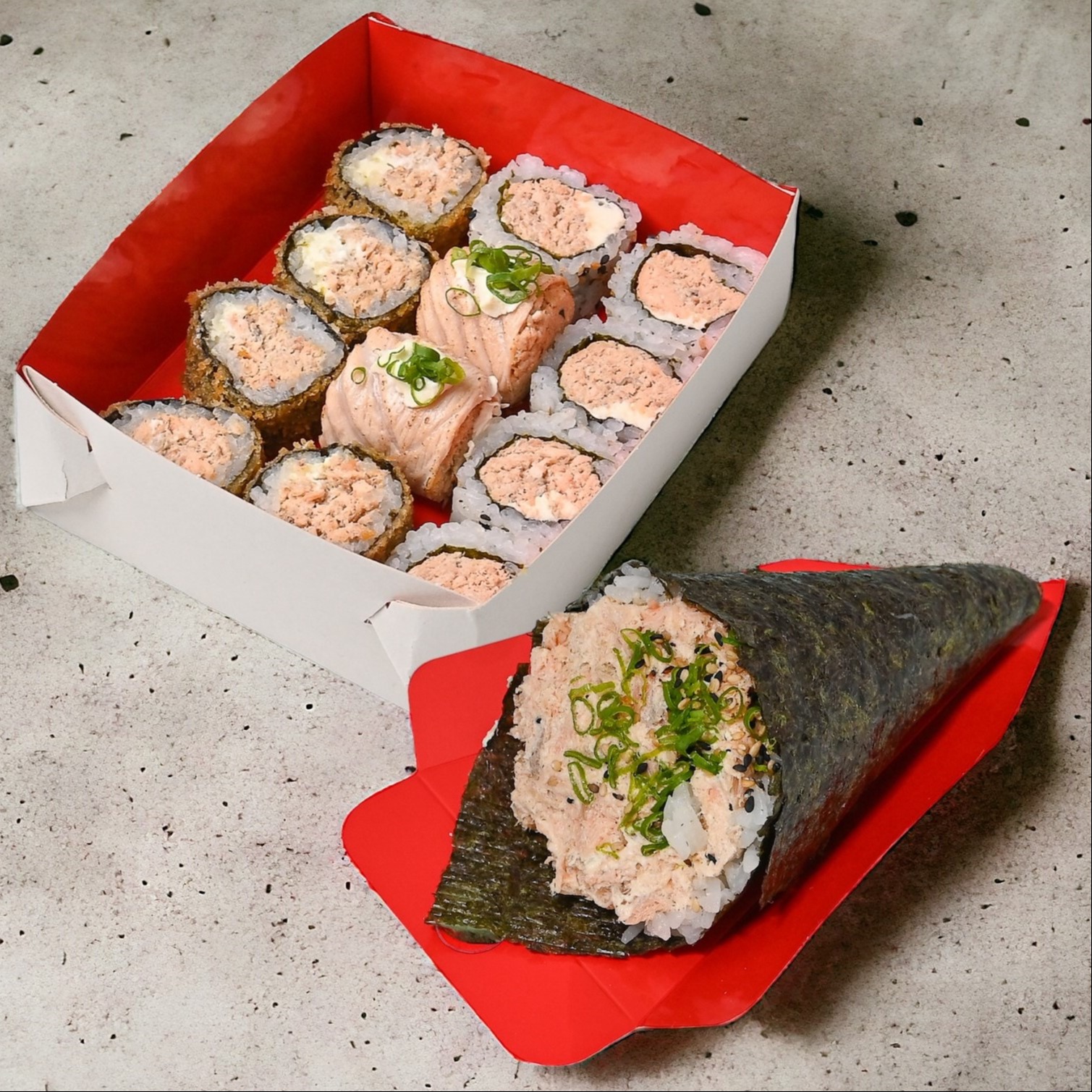 Combinado Salmão grelhado (12 peças) + Temaki Salmão Grelhado
