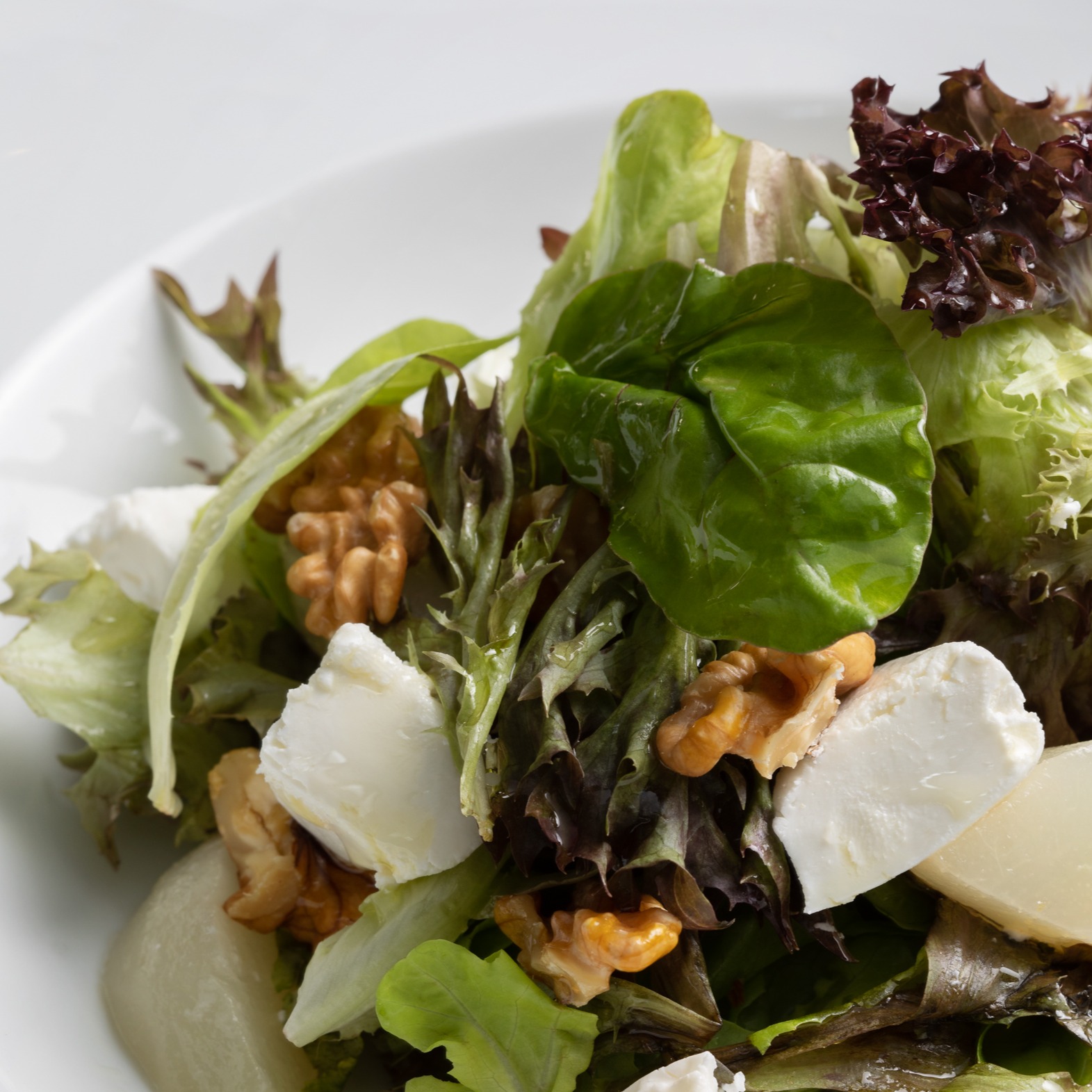 Insalata con formaggio di capra e noci