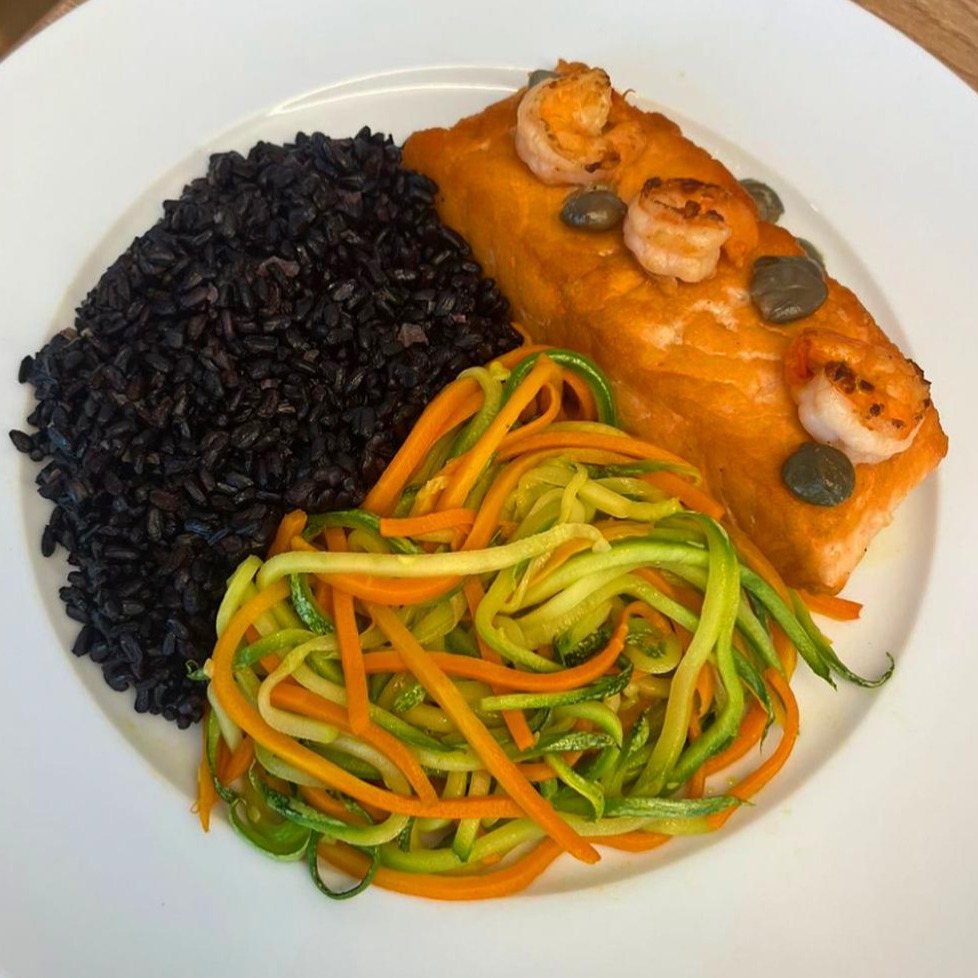 SALMÃO GRELHADO AO MOLHO AO MOLHO DE ALCAPARRAS E CAMARÃO