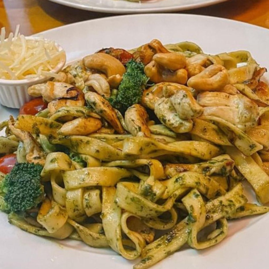 Fettuccine ao Pesto com Frango