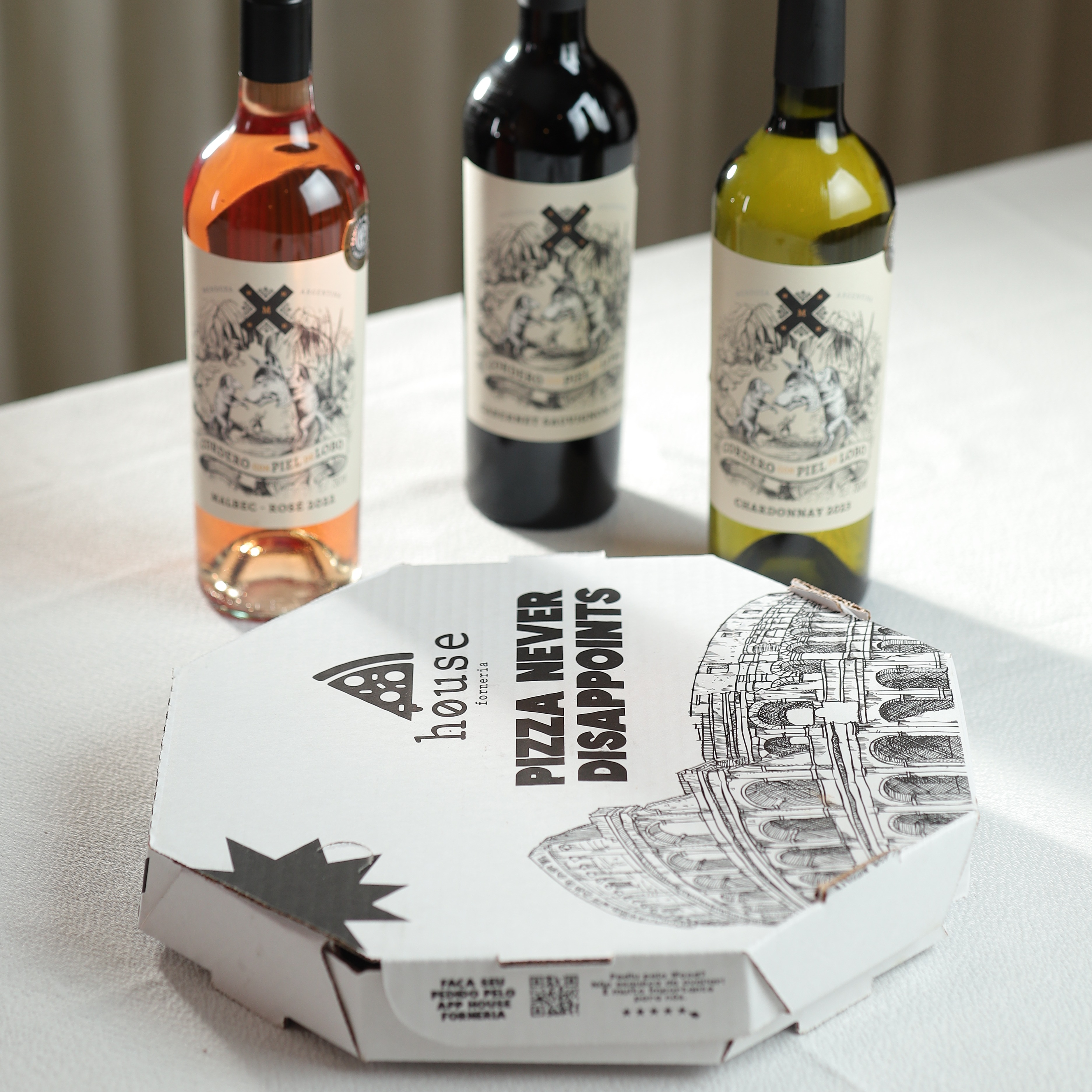 1 Pizza Grande + 1 Vinho Cordero con Piel de Lobo