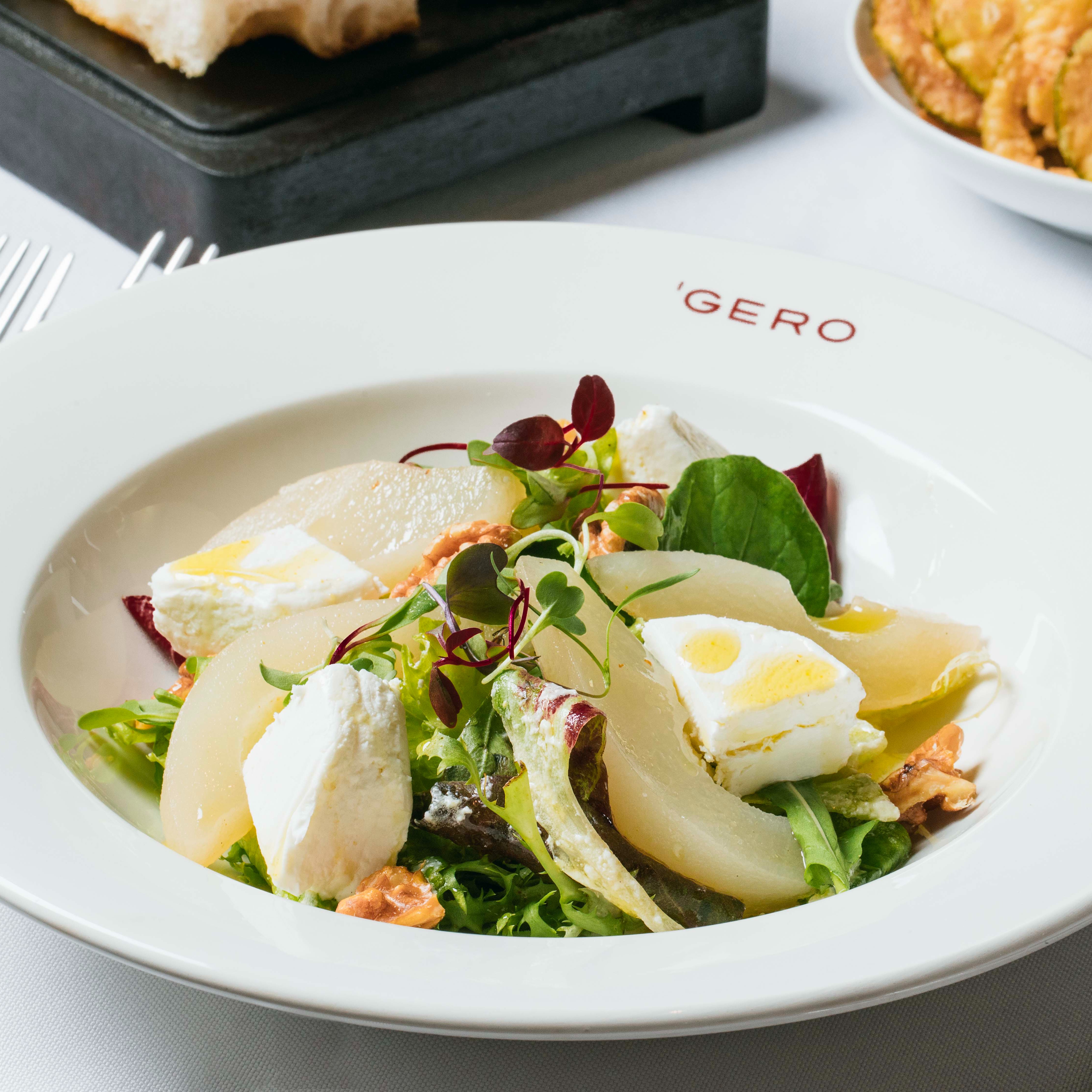 Insalata con Formaggio Di Capra, Pera e Noci