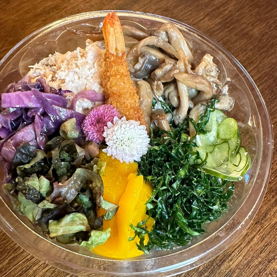 Baby Poke Salmão grelhado com shimeji