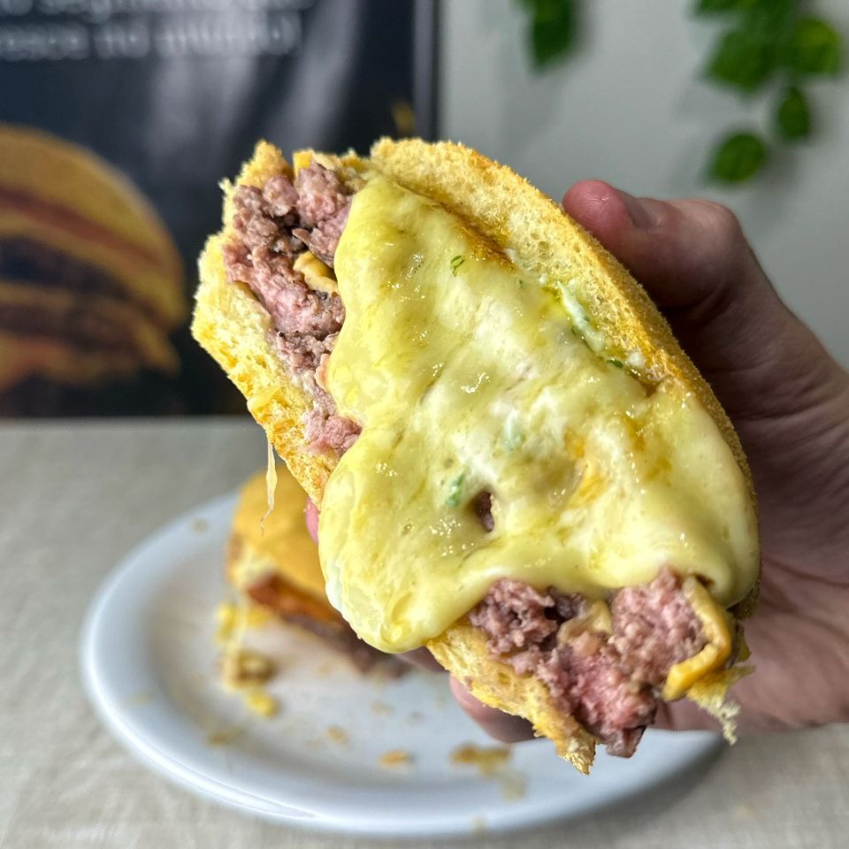 BURGER DO MES: Duplo empanado com mel