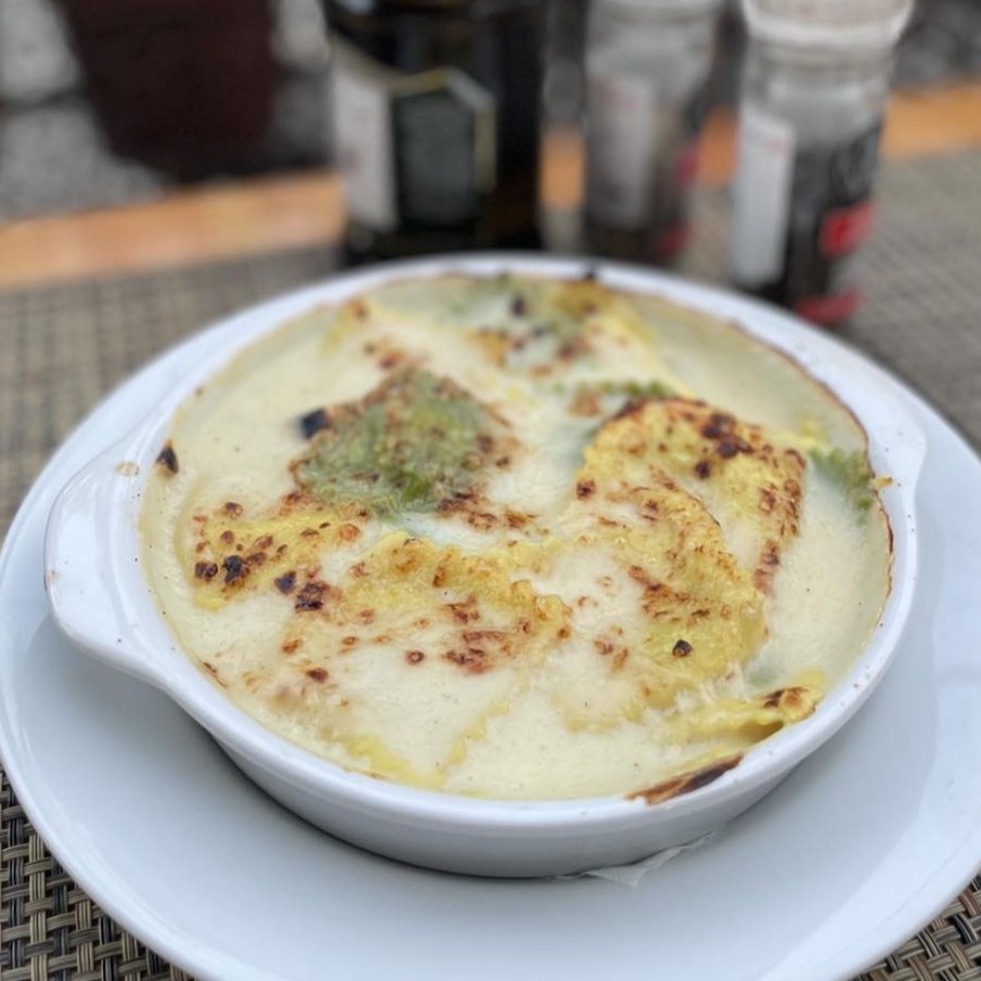 RAVIOLI RECHEADO COM MUÇARELA DE BÚFALA E MANJERICÃO