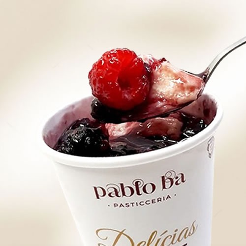 Panna Cotta Clássica: Delicadeza Cremosa com Frutas Vermelhas