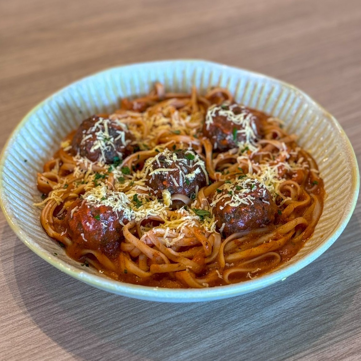 Linguine ao molho de tomate caseiro com almôndegas