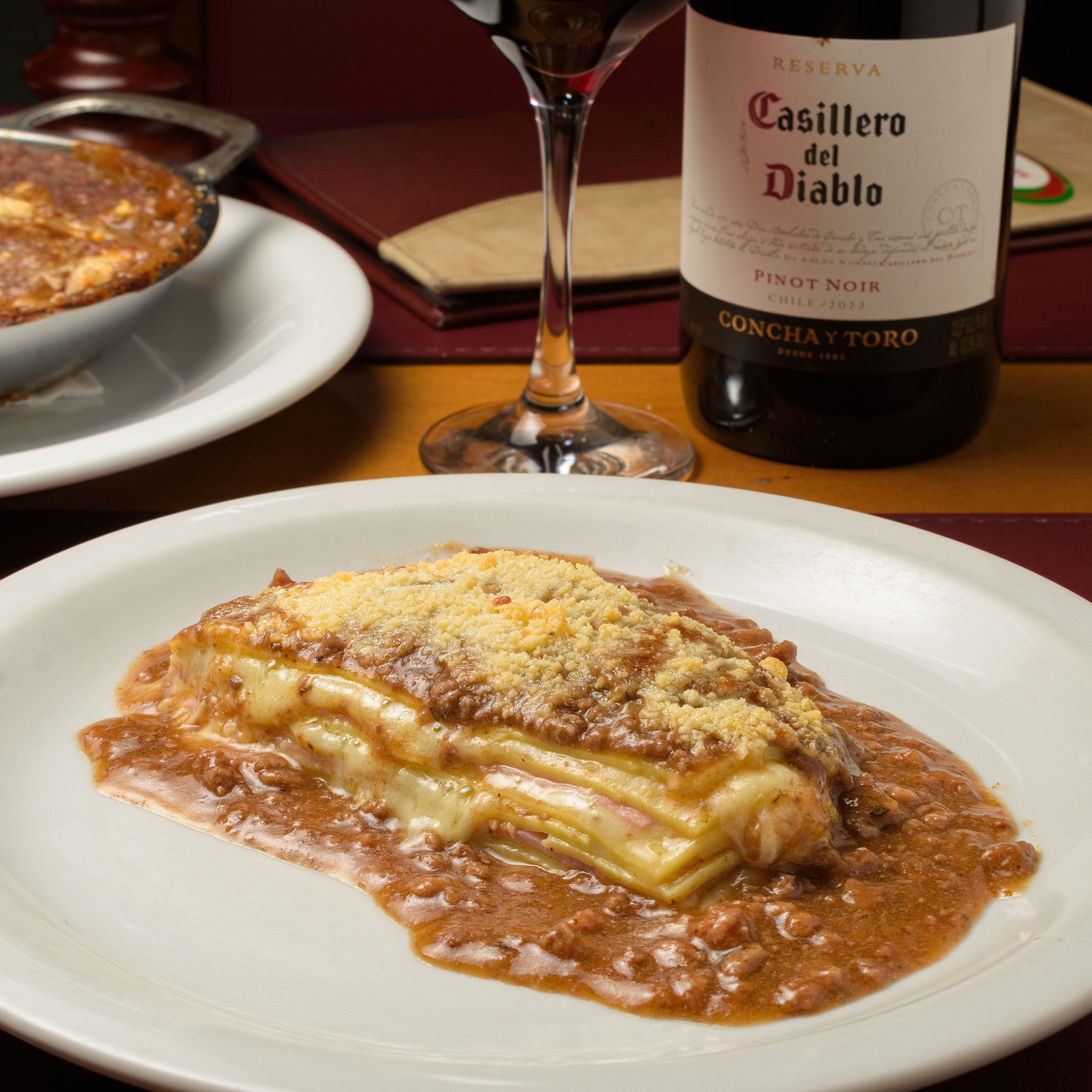 Lasanha de queijo e presunto a bolonhesa.