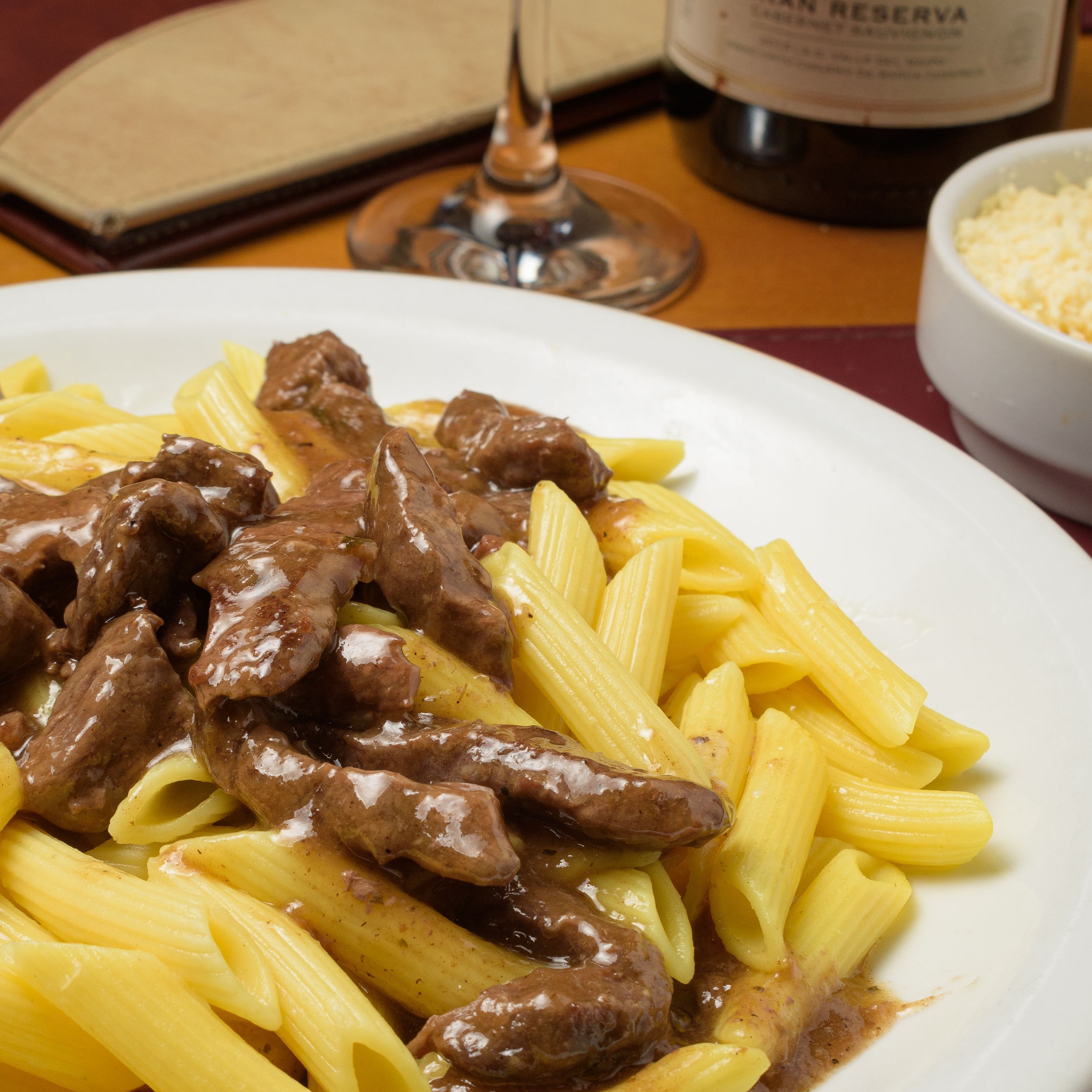 Escalopinho ao Molho Madeira com Penne