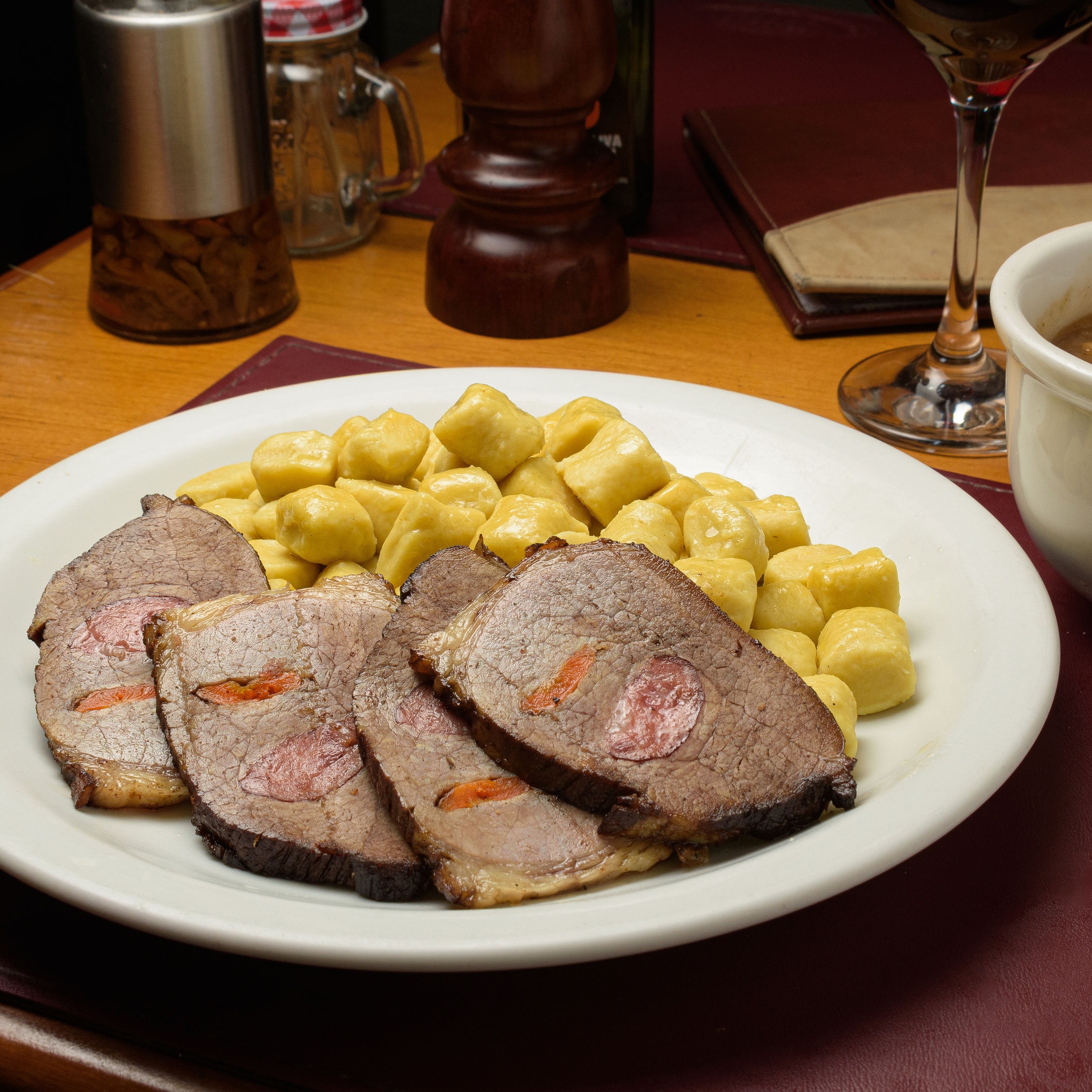 Massas ao Molho Madeira com Carne Assada
