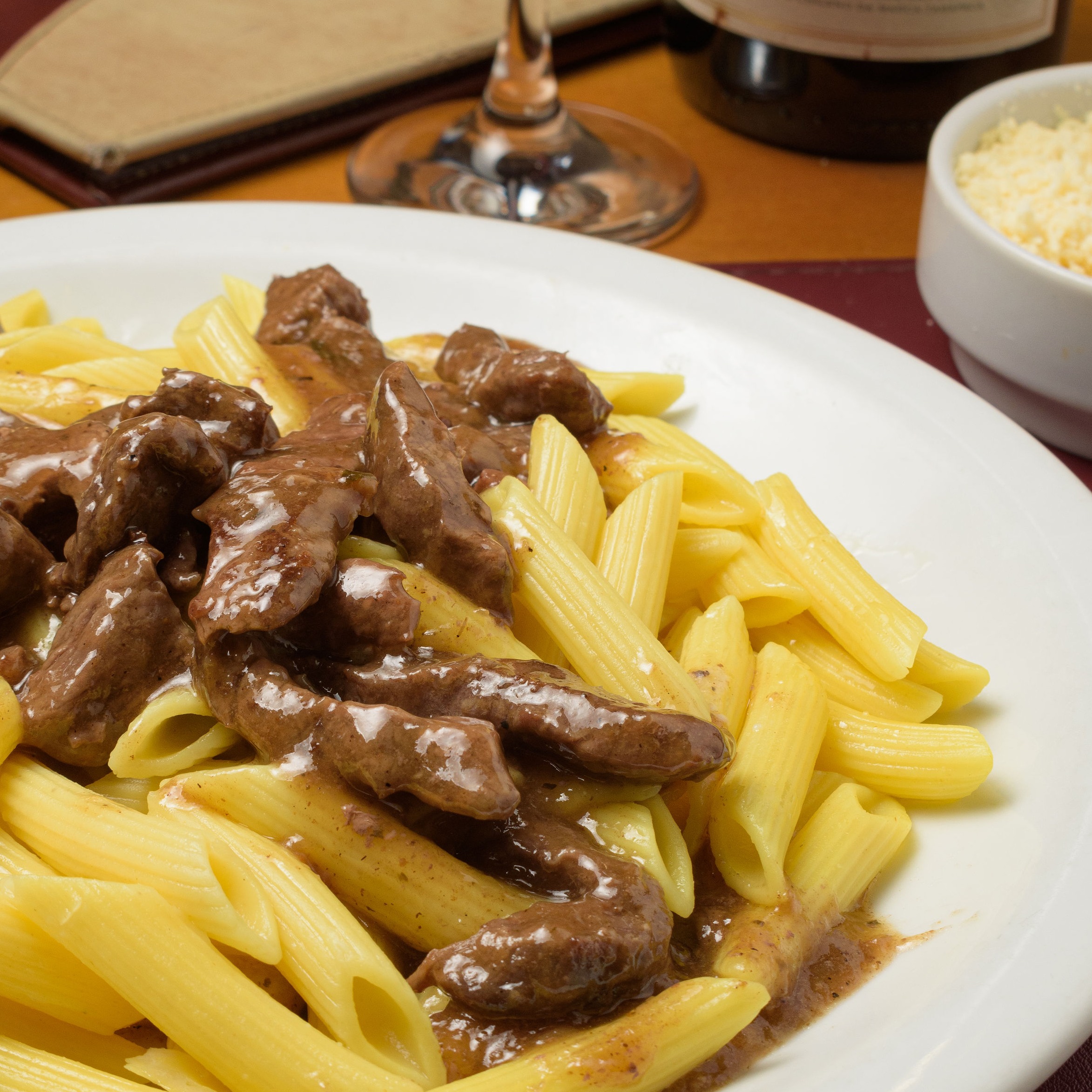Escalopinho ao Molho Madeira com Penne
