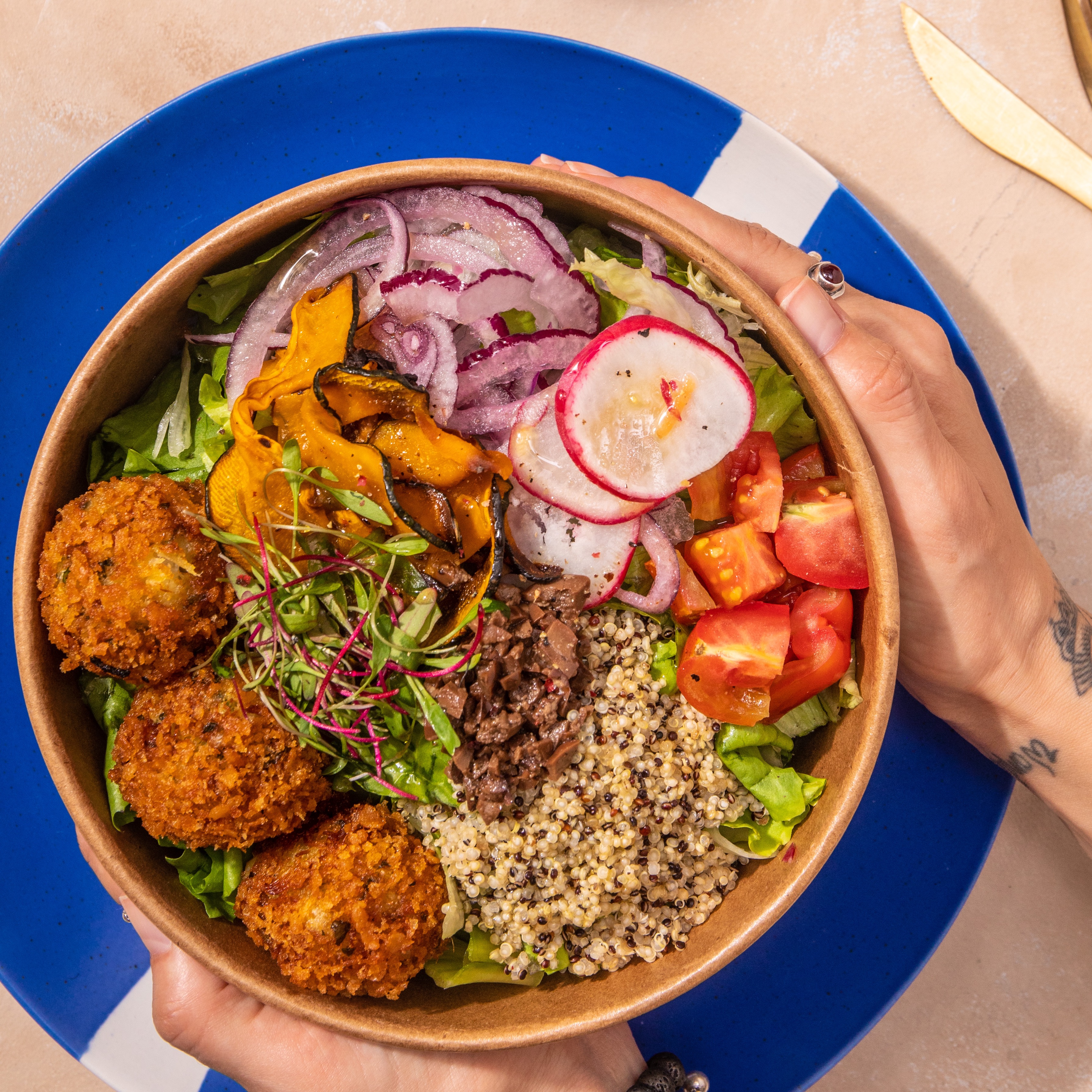 Salada falafel de bacalhau com quinoa ao molho caeser