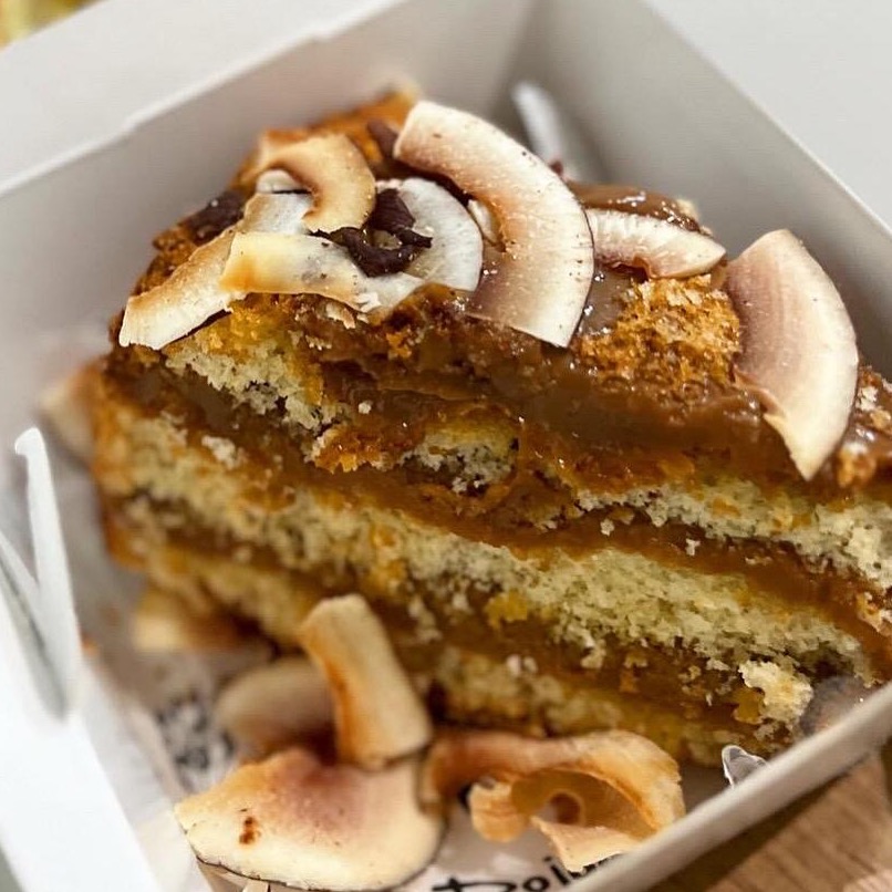 Naked de doce de leite funcional com coco crocante