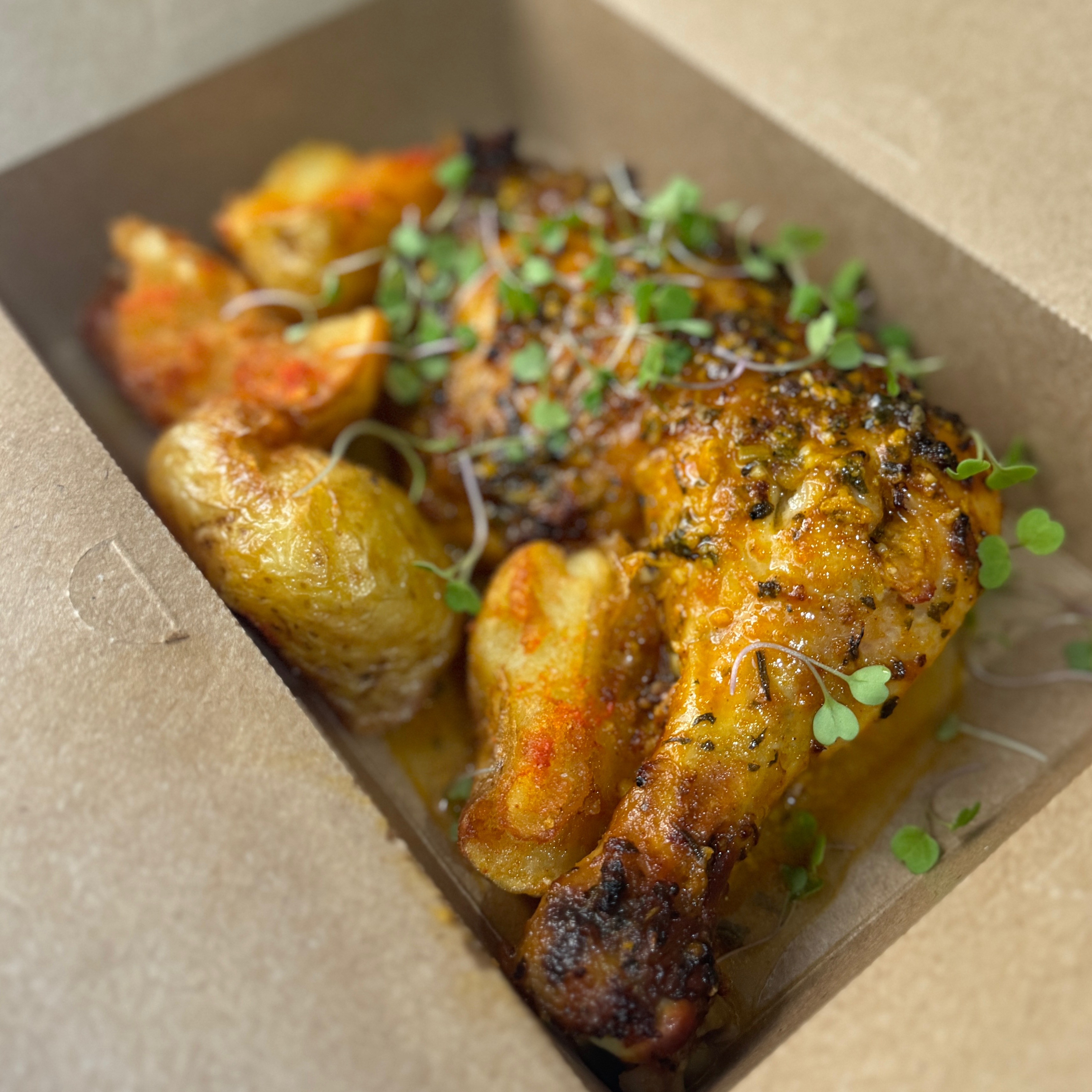 Coxa e Sobrecoxa  Marinada por 24hrs + batatas crocantes