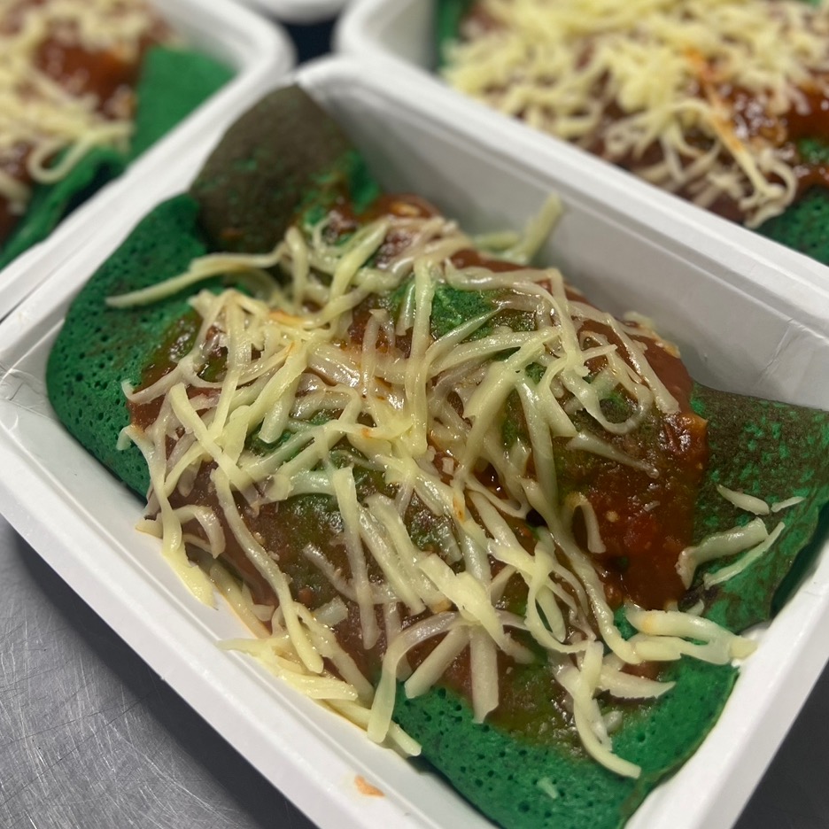 Panqueca verde de frango ao molho de tomate