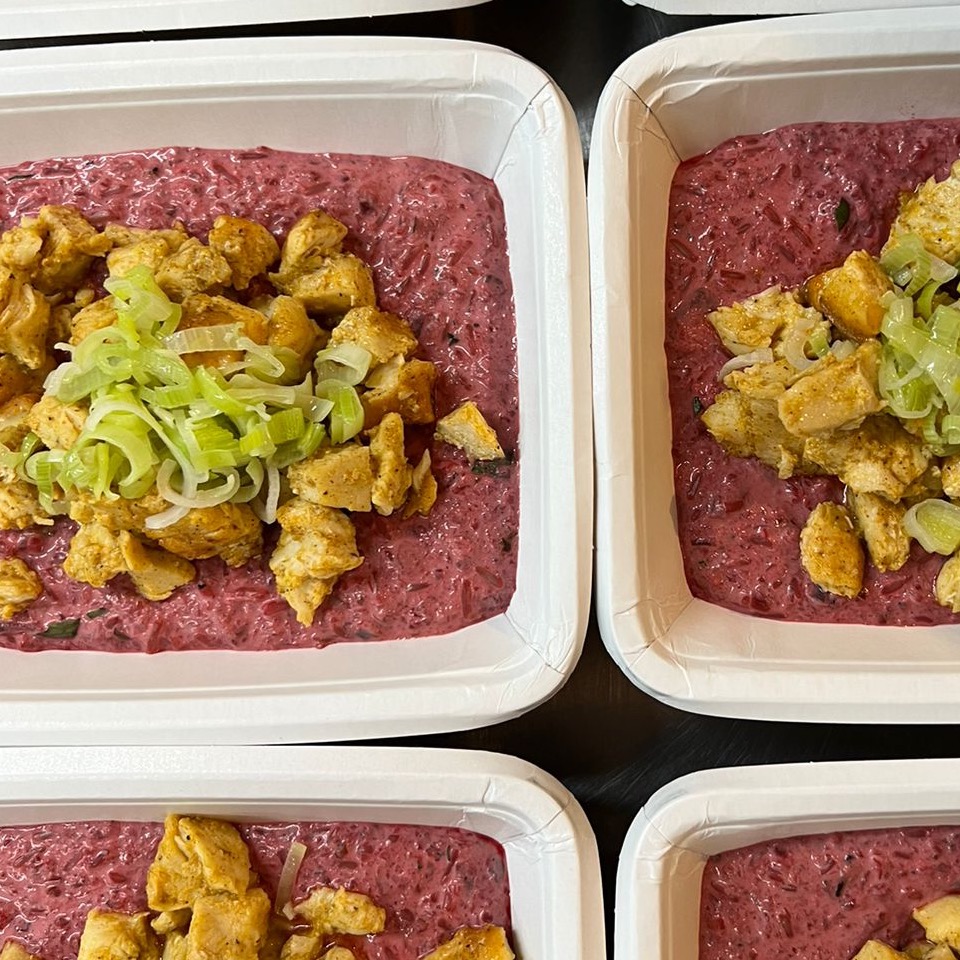 Picadinho de frango ao alho poró com risotinho de cabra