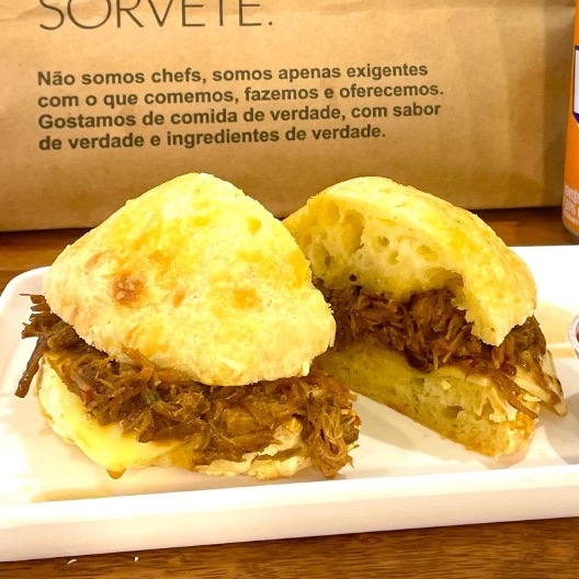 Carne Louca no Hamburguer de Pão de Queijo