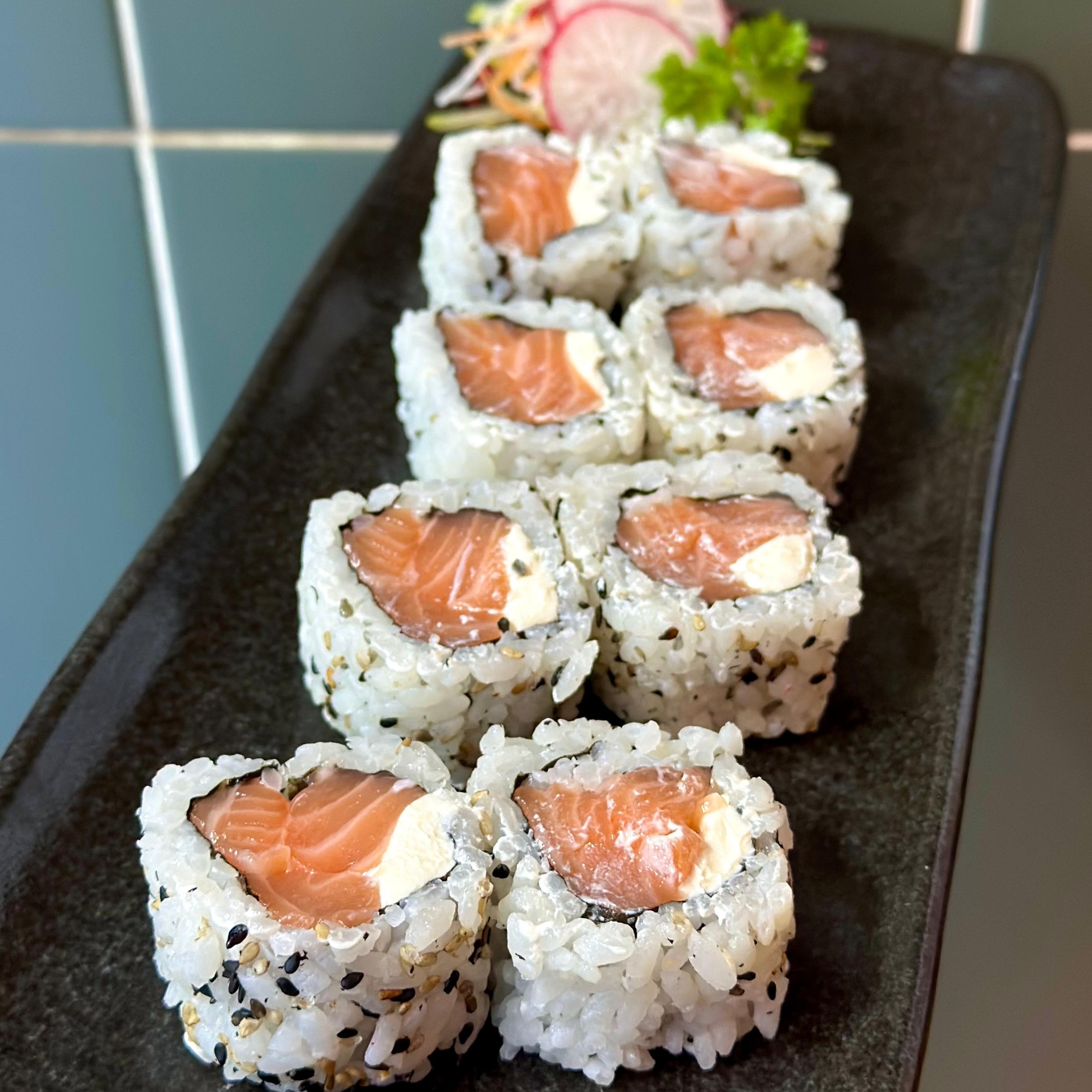 URAMAKI FILADELFIA SALMÃO (ARROZ POR FORA)  5un