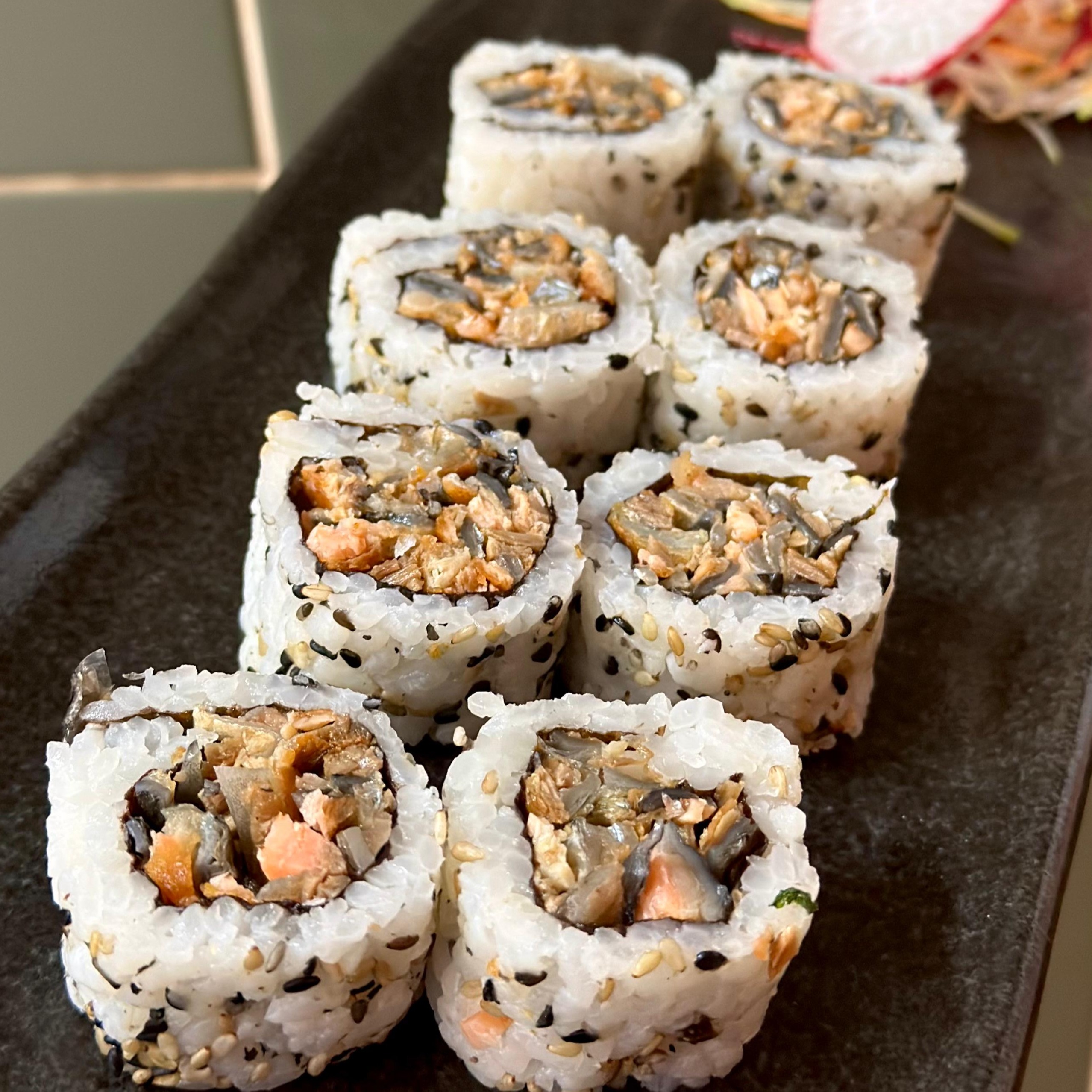 SALMÃO SKIN URAMAKI (ARROZ POR FORA)  5 UND