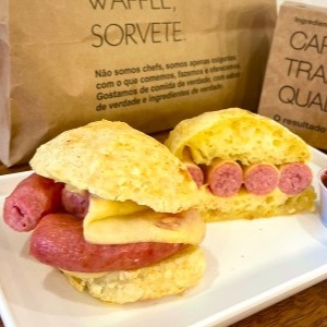 Sanduíche de Pão de Queijo com Linguiça de Pernil e Queijo Prato