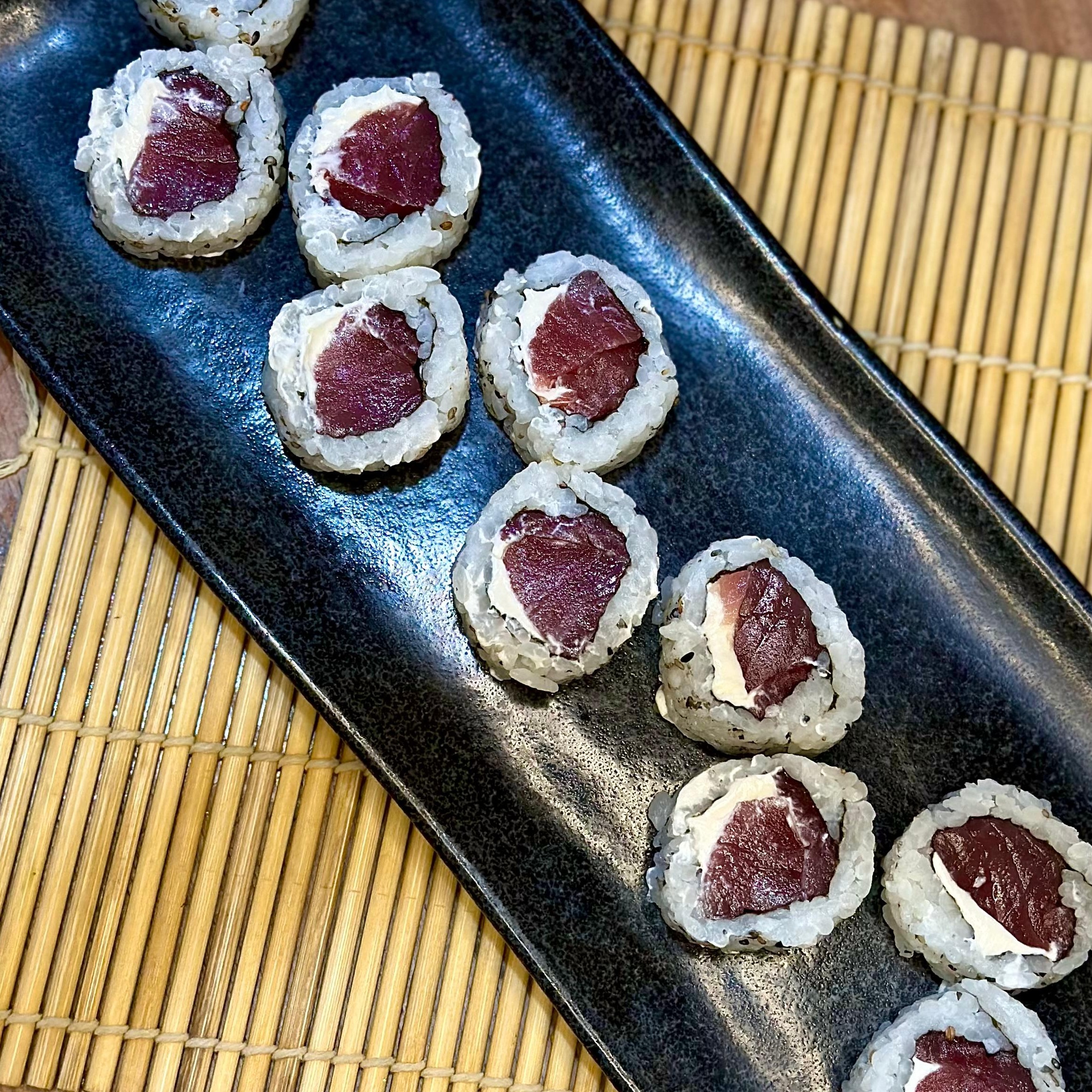 URAMAKI TUNA (ARROZ POR FORA)  5 UND