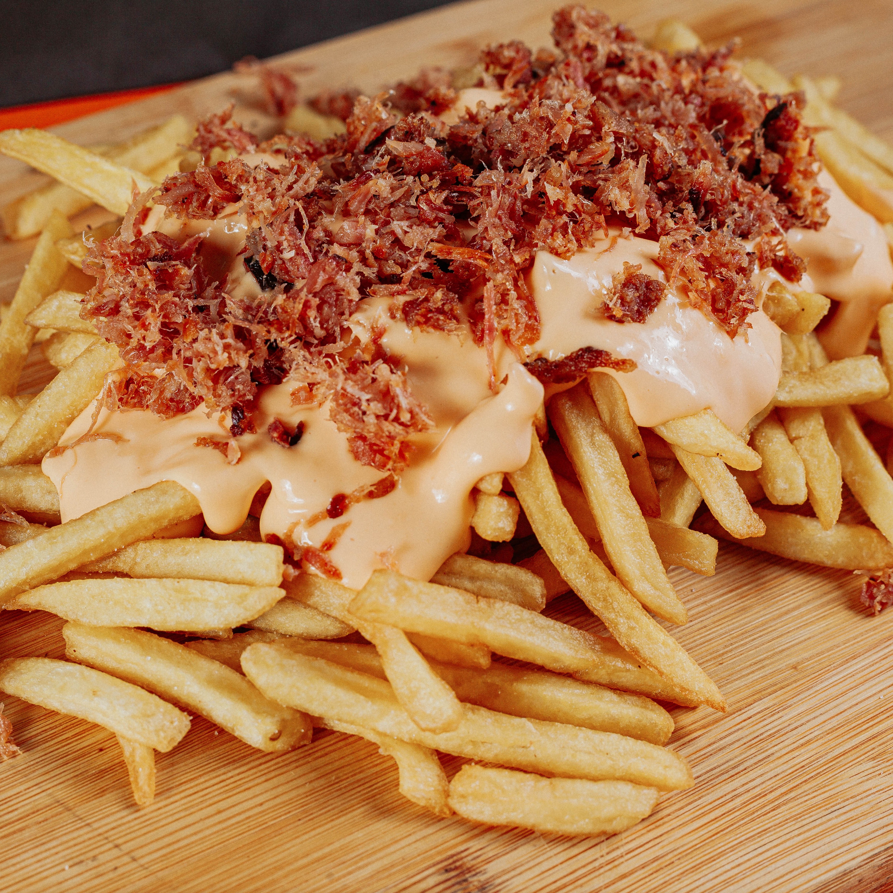 Batata dos Crias M (Cheddar e farofa de bacon)