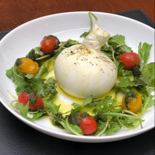 Burrata com folhas verdes