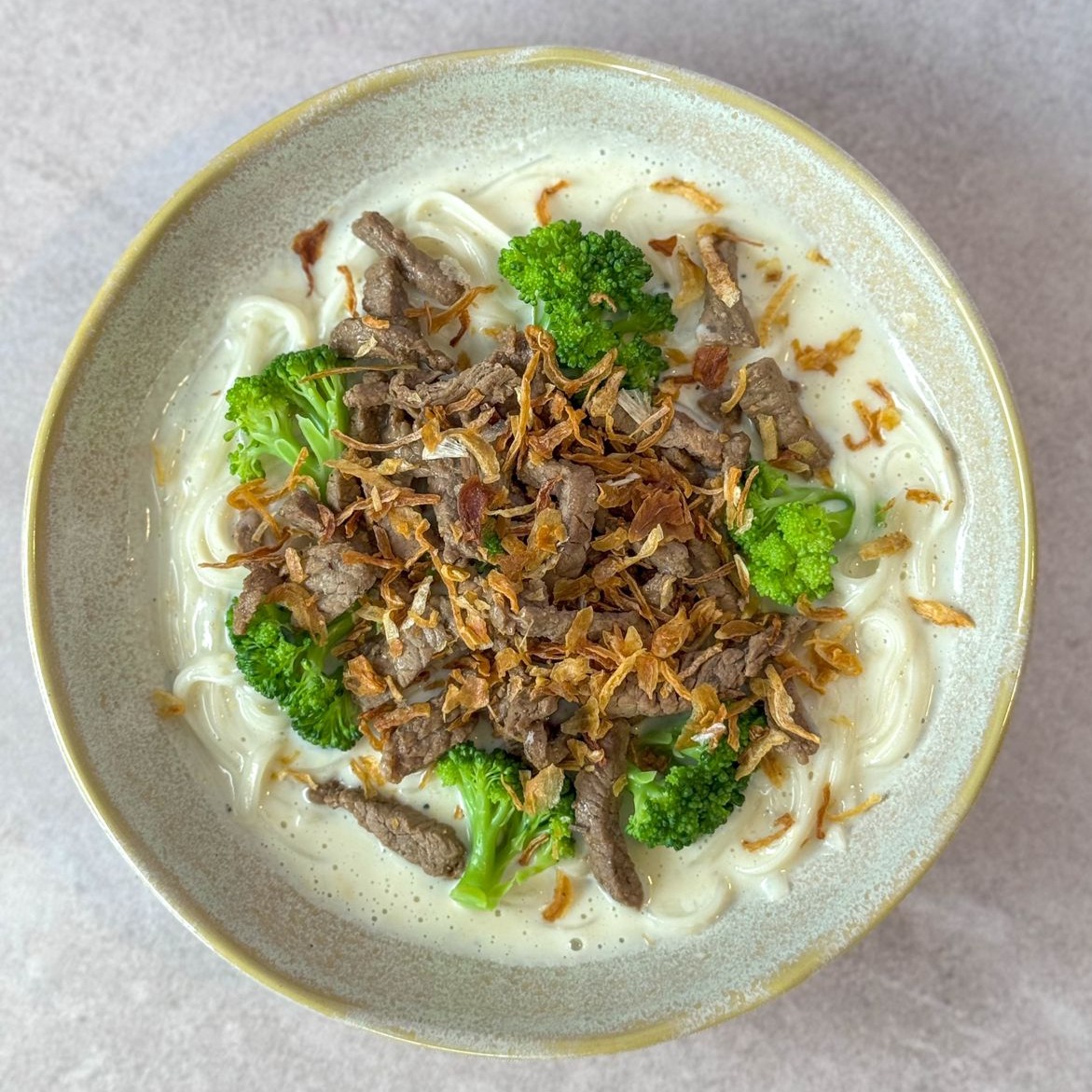 Linguine ao molho Bechamel de parmesão com Carne em tiras e Brócolis