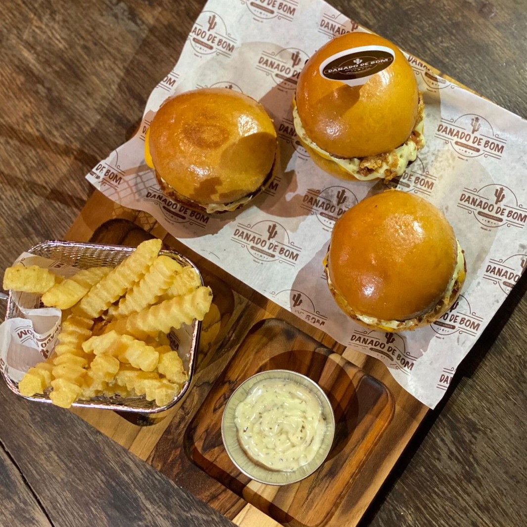 MINI BURGUER ESPECIAL CHEDDAR + FRITAS